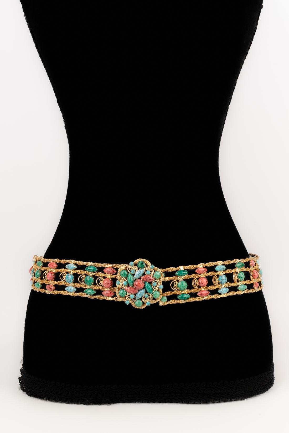 Yves Saint Laurent - (Made in France) Golden metal belt with glass paste cabochons. Haute Couture piece from the 1980s. Not signed.

Additional information:
Condition: Very good condition
Dimensions: Length: 83 cm
Period: 20th Century

Seller