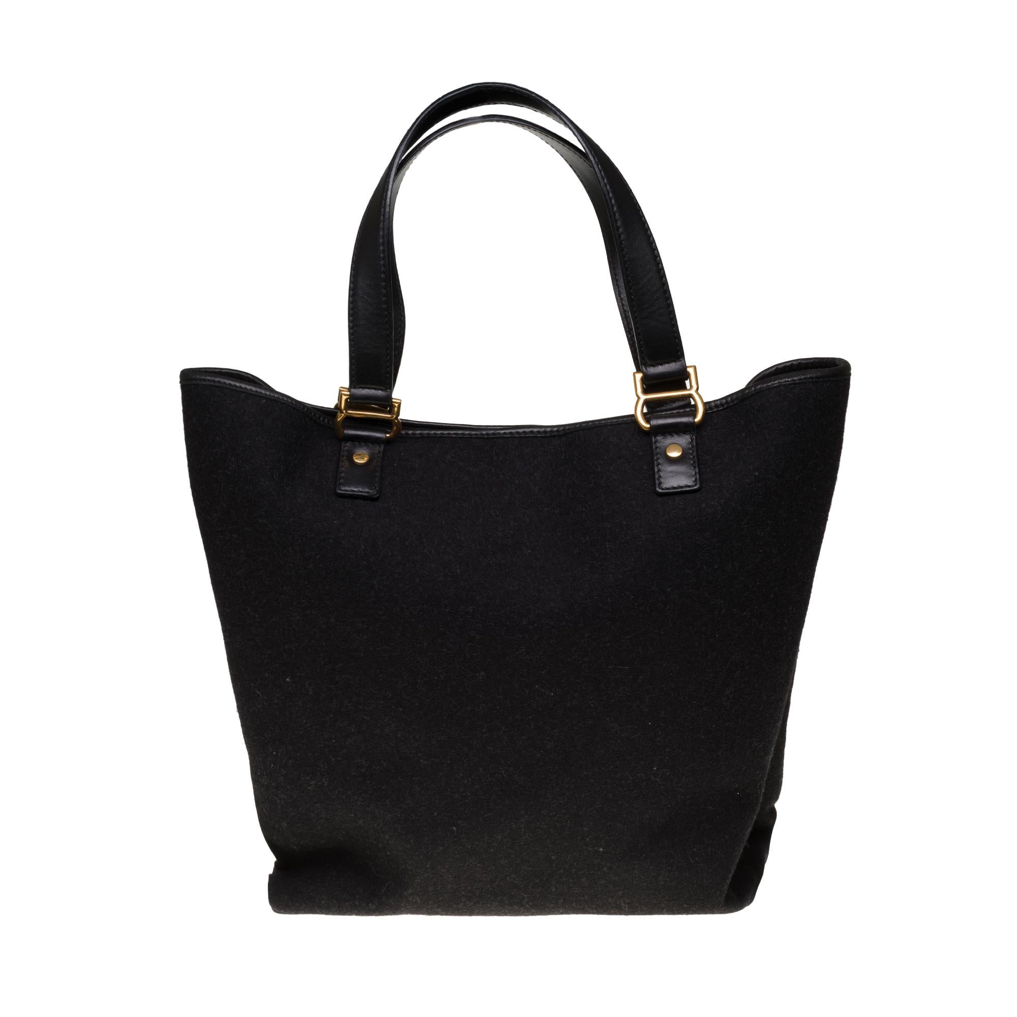 The practical Yves Saint Laurent Kahala black wool tote bag with grey monogram print.
Black canvas interior, 1 laptop pocket, 1 zipped pocket.
Signature: 