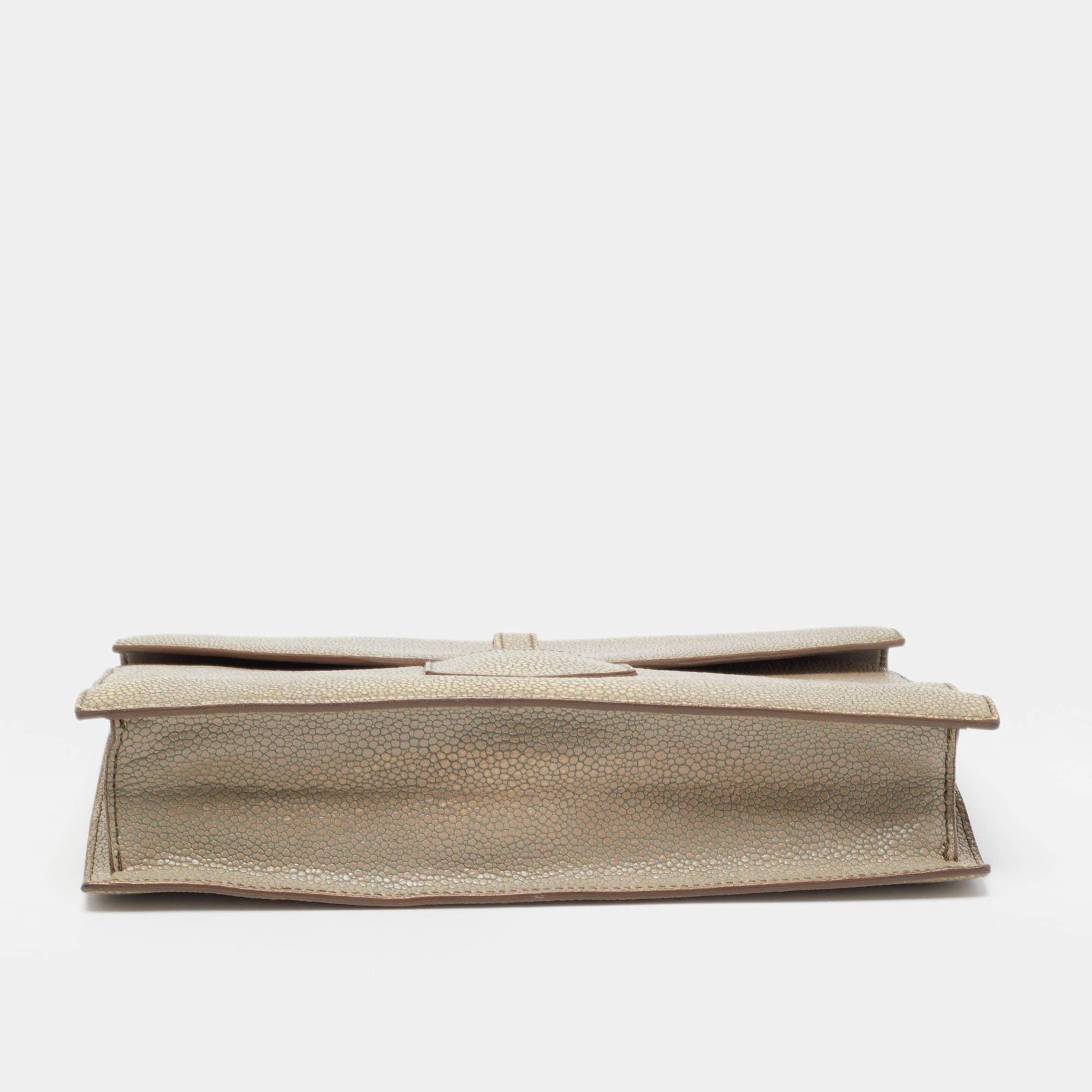 Yves Saint Laurent Khaki Stingray Embossed Leather Envelope Clutch In Good Condition In Dubai, Al Qouz 2