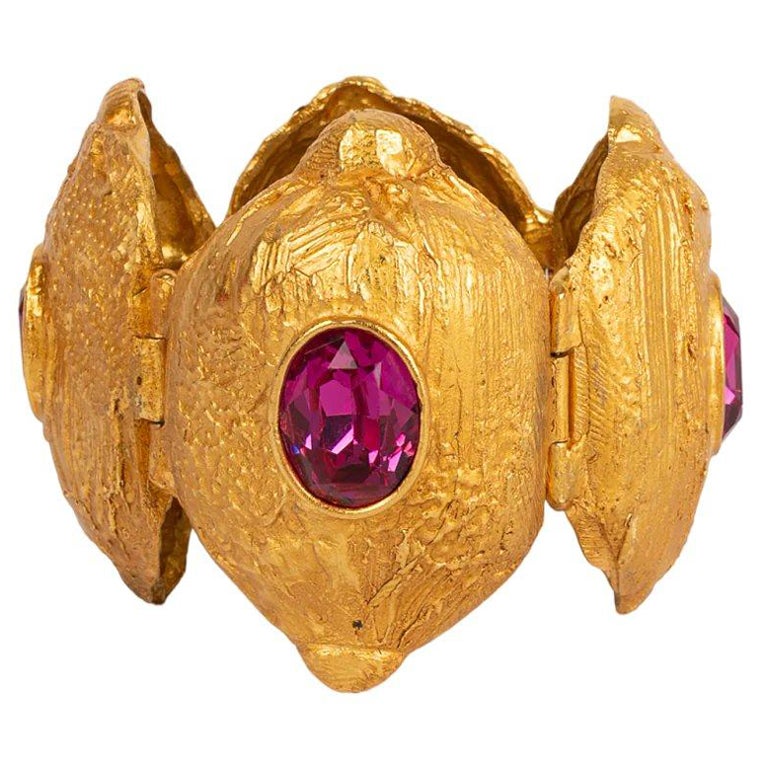 Yves Saint Laurent, grand bracelet en métal doré en vente