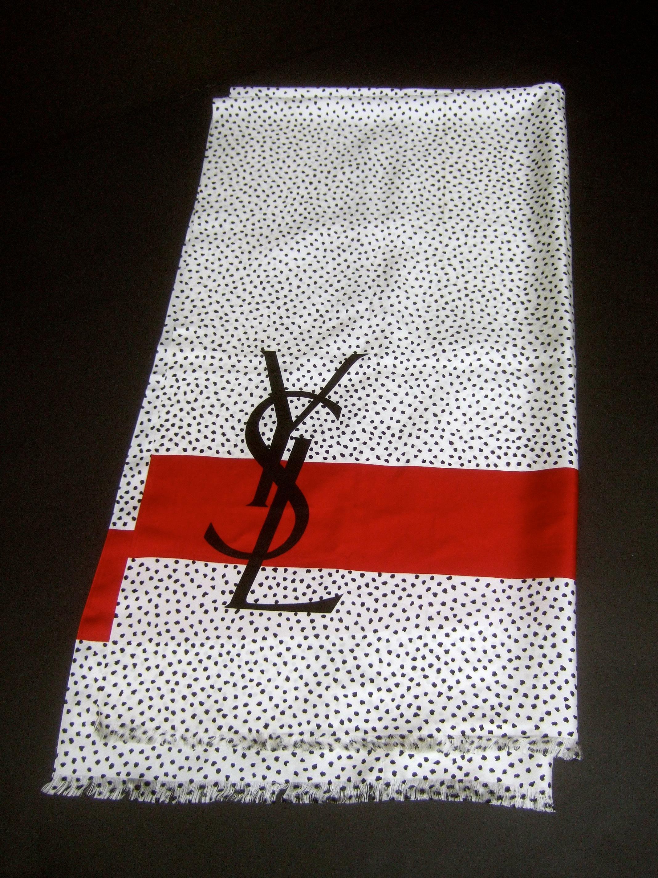 Yves Saint Laurent - Écharpe en soie à grande échelle - Châle - 69,5 x 36,5 pouces - vers 1990  Pour femmes en vente