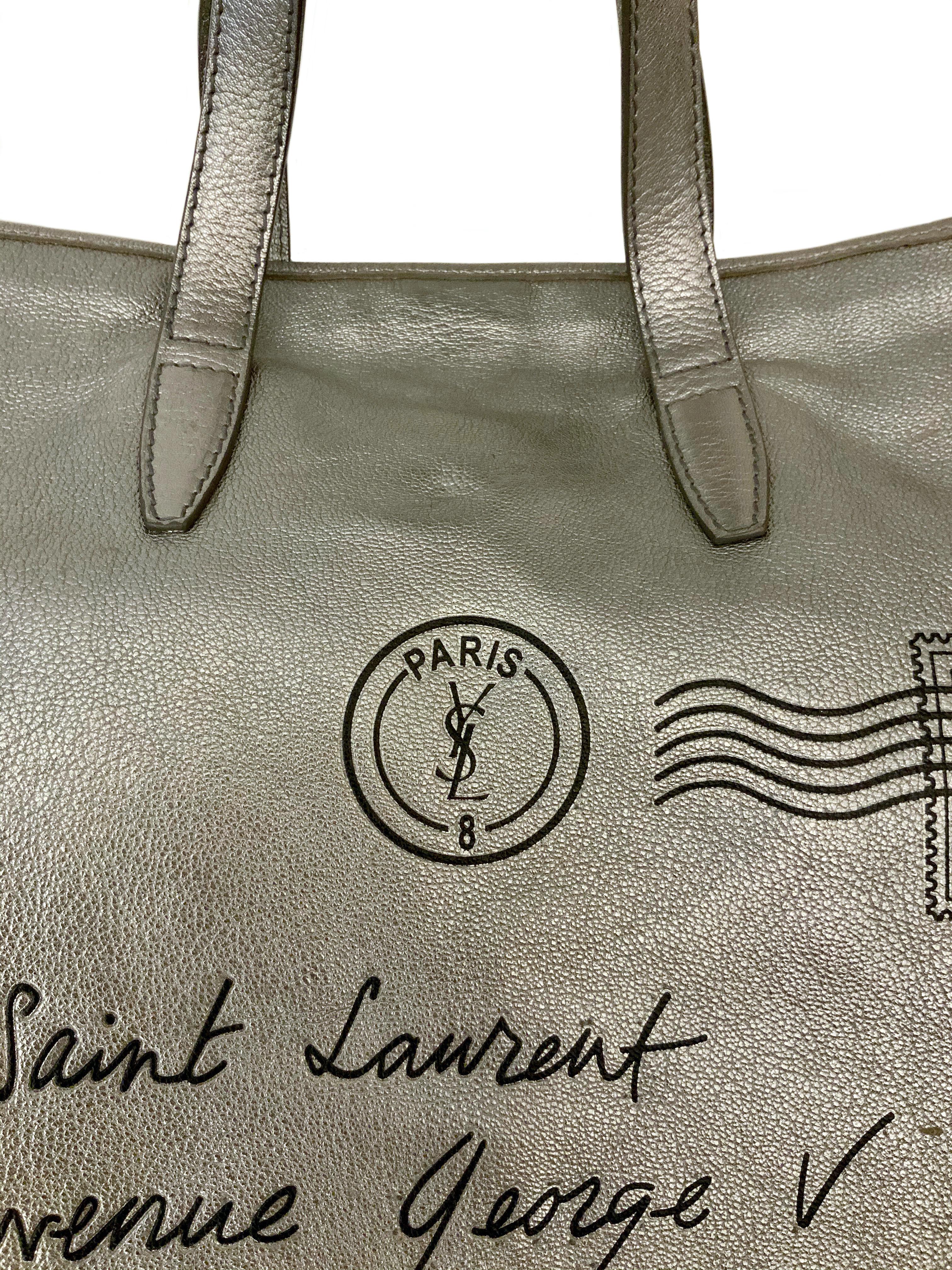 This pre-owned gently used tote bag from the house of Yves Saint Laurent is a fun and easy style to wear. 
Crafted in a soft grainy goatskin leather, it is light when empty allowing some weight and still confortable to carry when full.
The double
