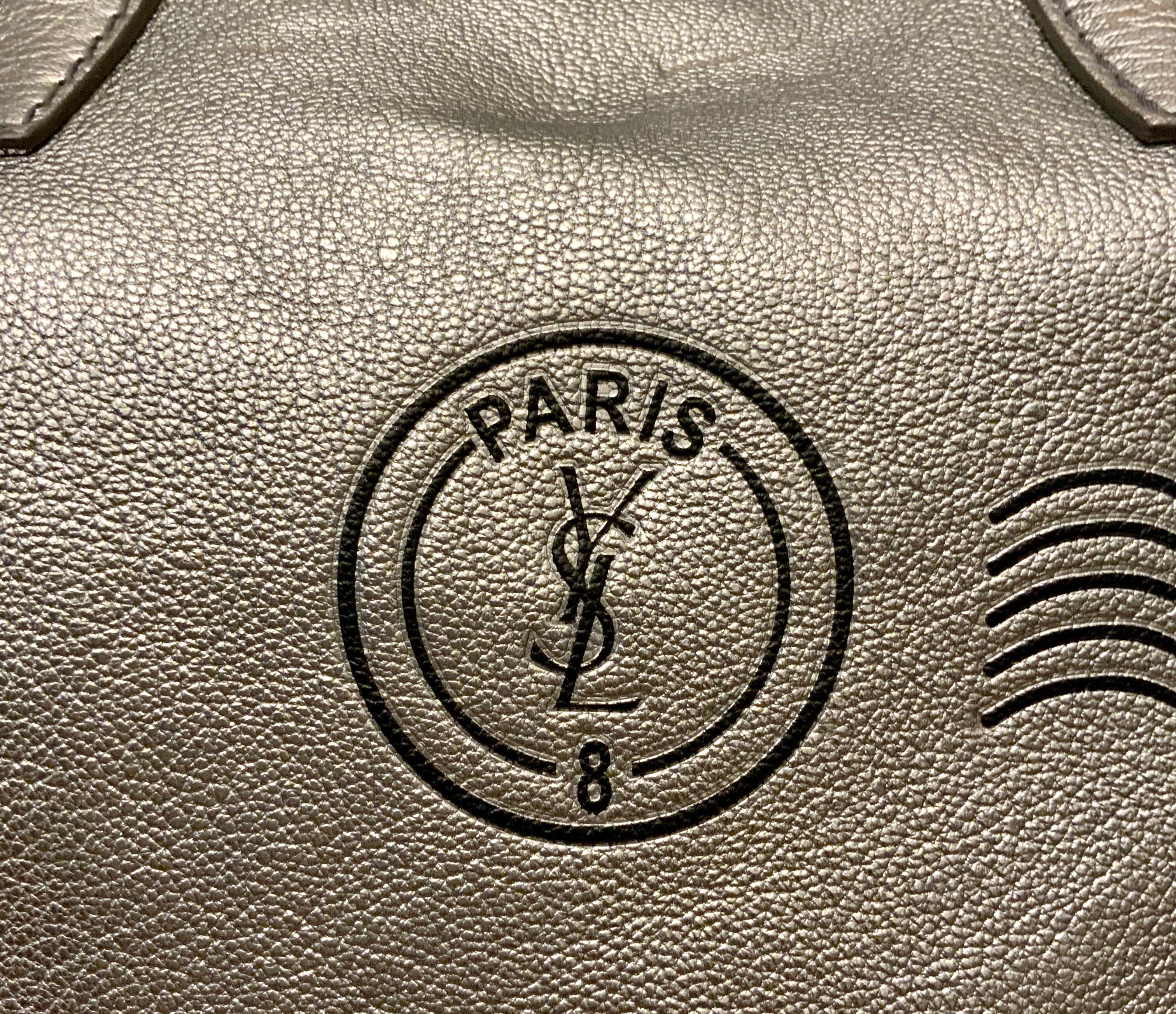 Yves Saint Laurent Große Y MAIL Silber Metallic Tote Bag im Zustand „Gut“ in Geneva, CH