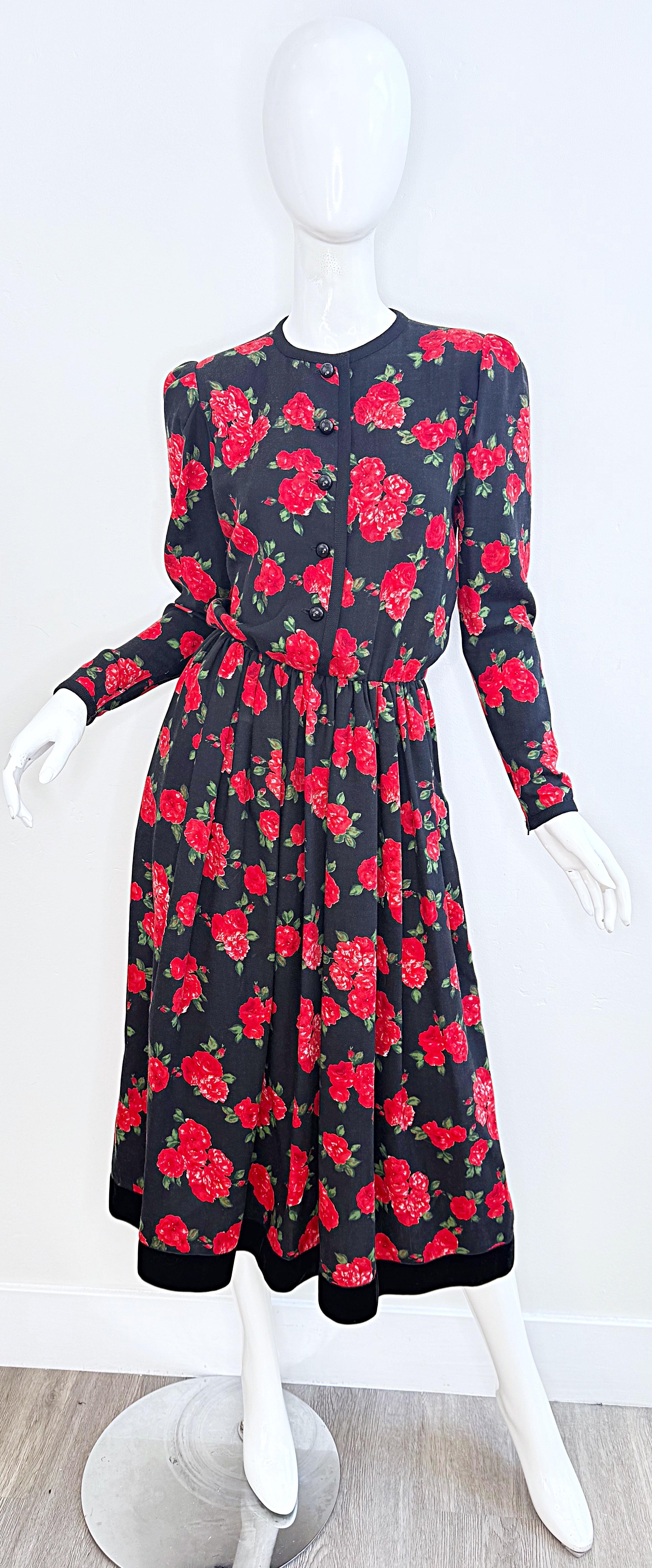 Elegante abito midi con stampa a rose di Yves Saint Laurent Rive Gauche della fine degli anni '70! Presenta un leggero e morbido challis di lana con finiture in velluto sull'orlo. Cerniera metallica nascosta sul lato e sul polsino di ogni manica.