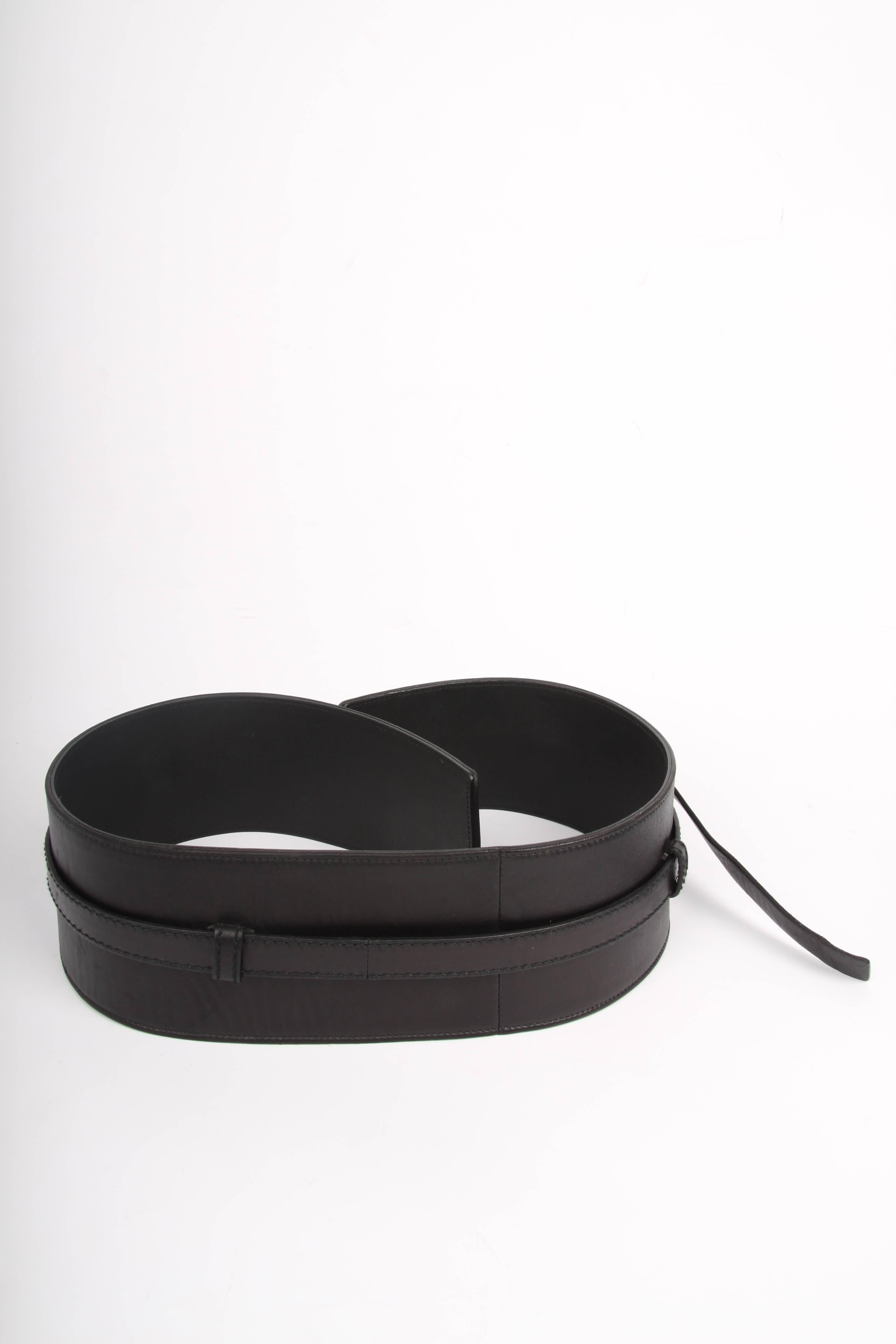 Beautiful belt by Yves Saint Laurent made of black leather.

This belt measures 95 centimeters and is 9 centimeters wide. A very special closure with something that looks like a black cow horn. Silver-tone hardware.

In perfect condition,