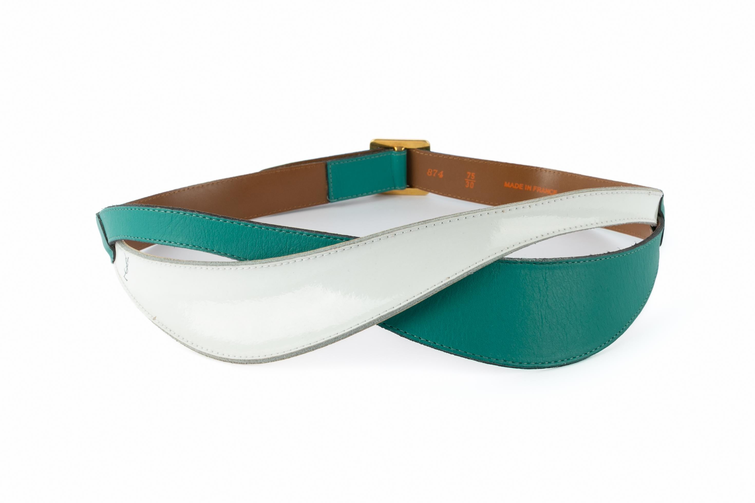 YVES SAINT LAURENT (Made in France) Leather belt lined with tan and white leather. Adjustable size by a gilded metal buckle. Indicated size 75/30.

Condition:
Good general condition, a few stains.

Measurements:
Length: 84 cm (33