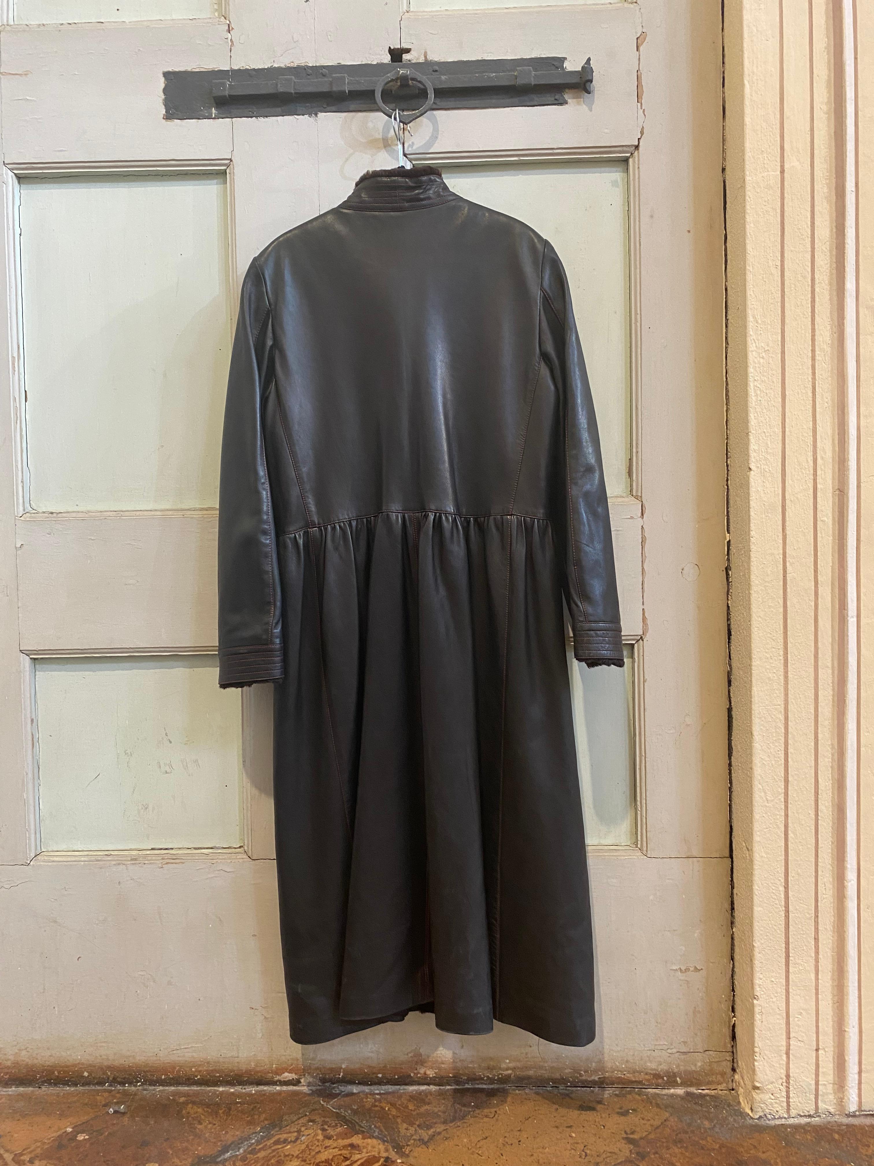 Manteau en cuir Yves Saint Laurent collection russe 1976. en vente 4