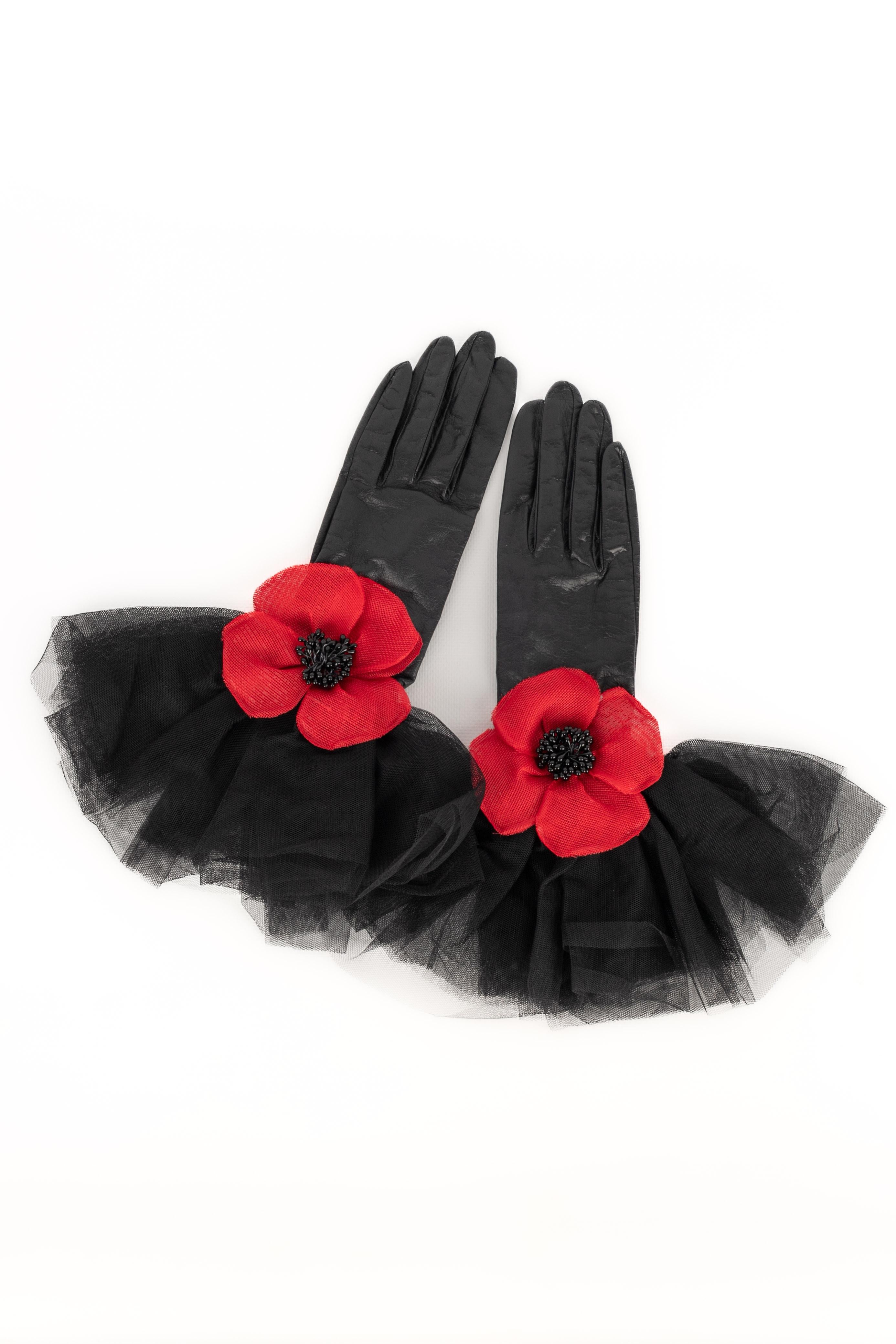 Yves Saint Laurent - (Made in France) Guanti in pelle nera con tulle decorato con papaveri.

Condizioni:
Ottime condizioni

Dimensioni:
Taglia 6 1/2

SKU:ACC91