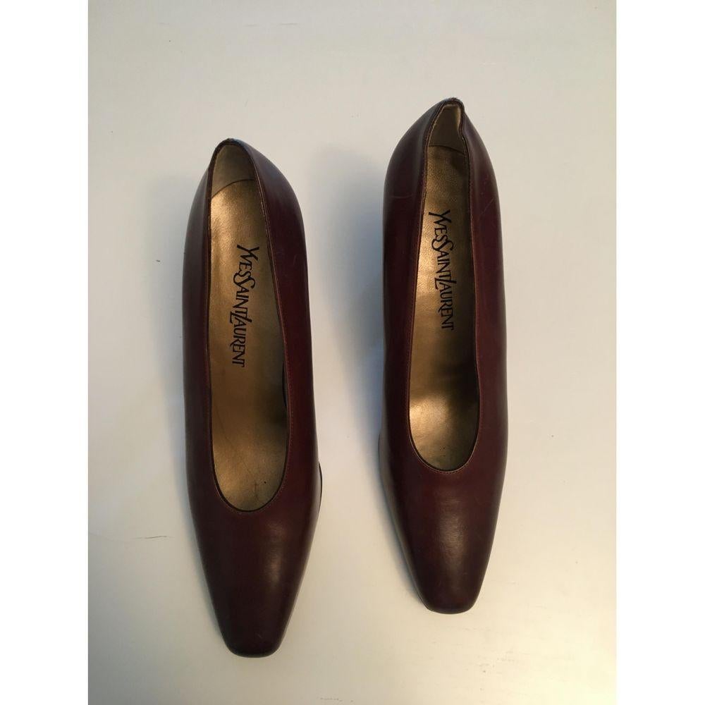 Yves Saint Laurent Leather Heels in Brown

Yves Saint Laurent pump. In brown leather. 
Number 39 and a half. The inner sole measures 27 cm and a half. The heel measures 8 cm. 
The leather has some marks. Used little. 
Good general