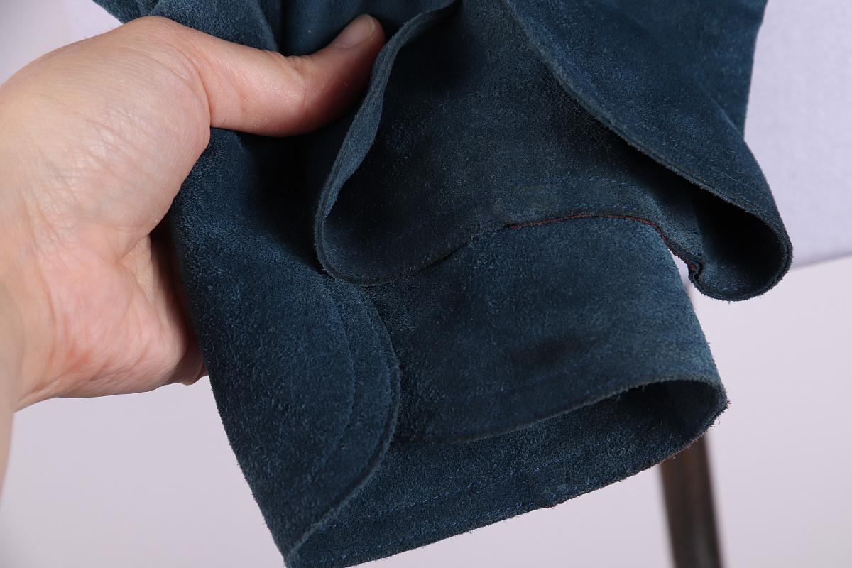 Yves Saint Laurent Veste en cuir

Taille 36
Longueur des manches à partir du cou : 77 cm / 30.31 in
Largeur des manches à l'aisselle : 50 cm / 19.69 in
Largeur aux aisselles : 45 cm / 17.72 in
Longueur : 56 cm

Mannequin : 84,5 cm x 62 cm x 91