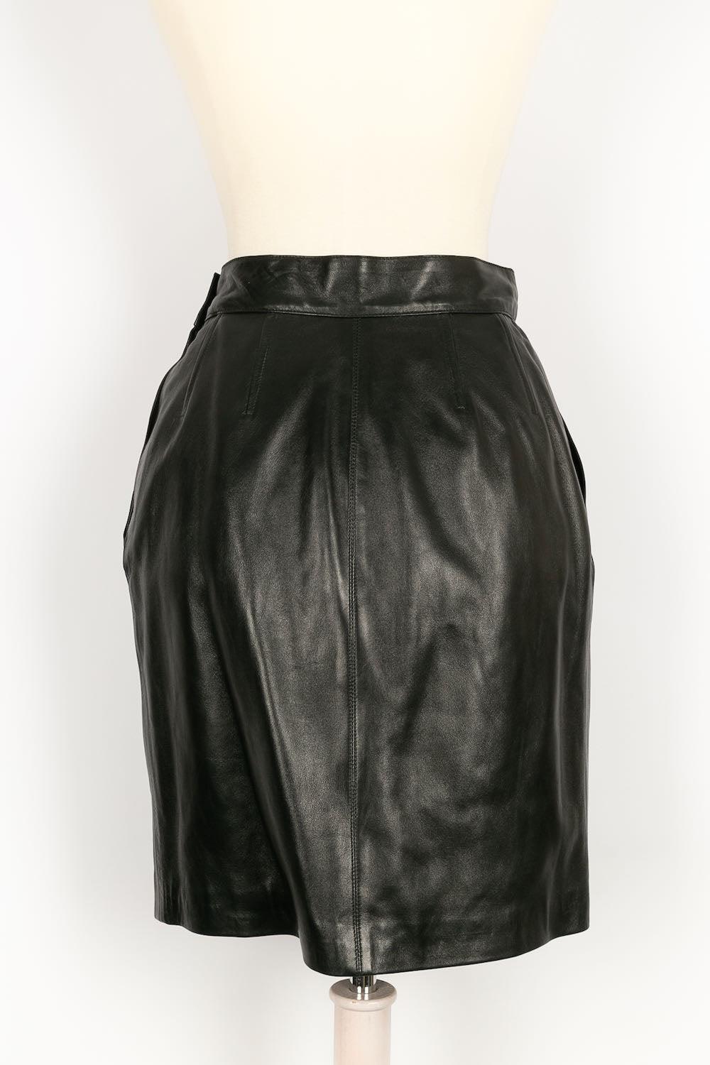 Costume en cuir avec pompons Yves Saint Laurent, 1990 en vente 6