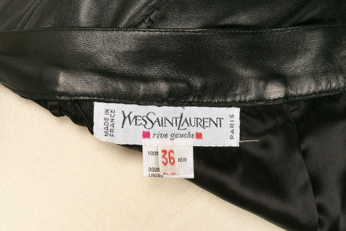 Costume en cuir avec pompons Yves Saint Laurent, 1990 en vente 12