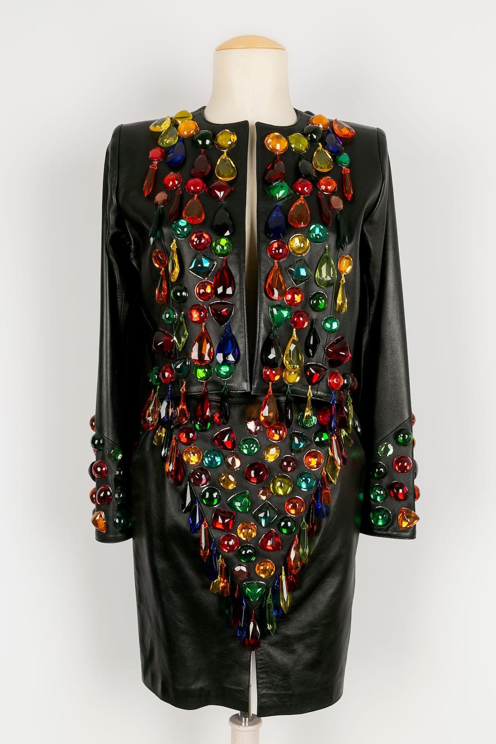 Yves Saint Laurent (Made in France) Ensemble veste et jupe en cuir décoré de puces multicolores. Taille 36FR.
Collectional Prêt-à-porter Printemps-Eté 1990.
Quelques costumes comme celui-ci ont été réalisés à l'époque, et l'un d'entre eux se trouve