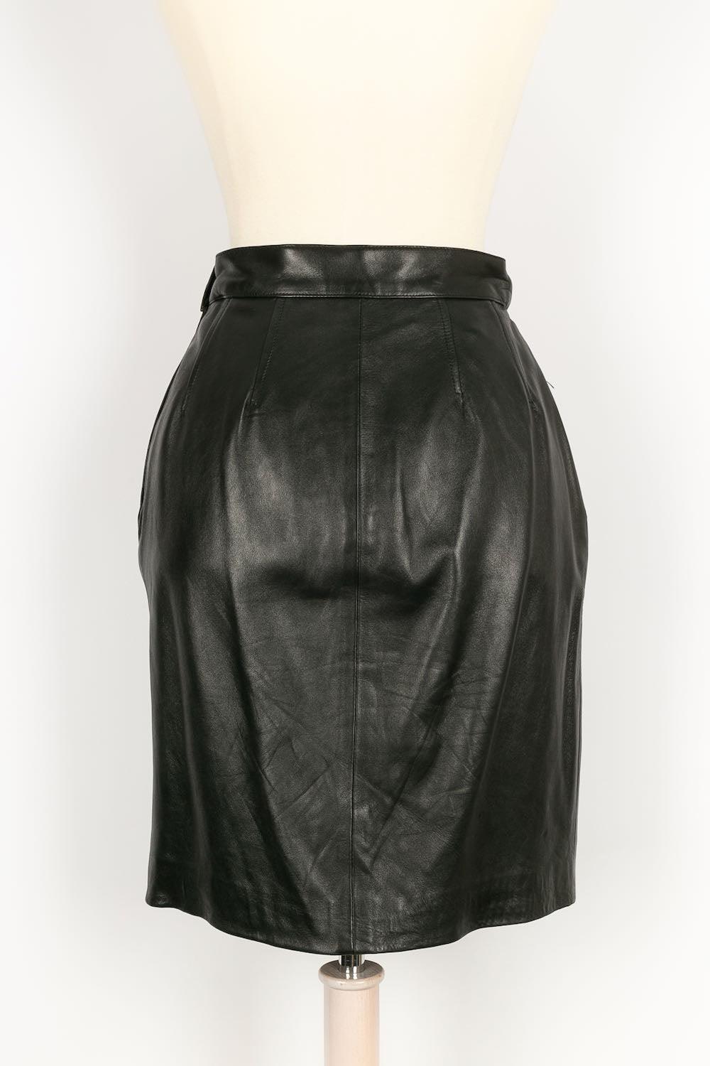 Costume en cuir avec pompons Yves Saint Laurent, 1990 Pour femmes en vente