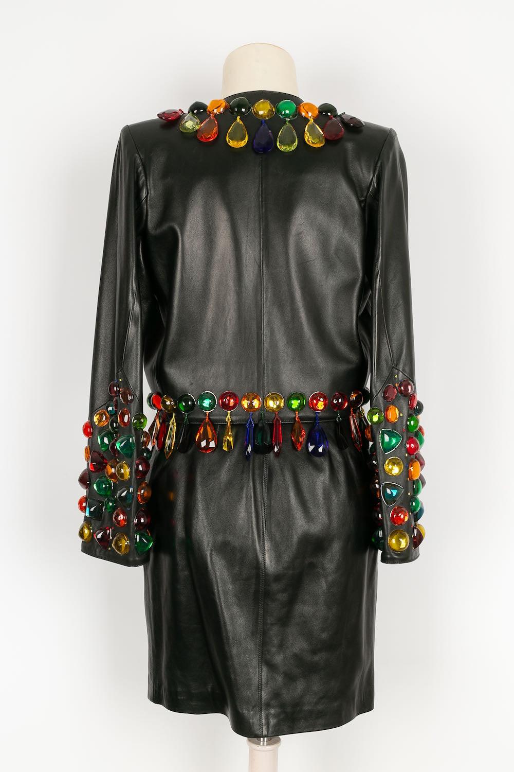 Costume en cuir avec pompons Yves Saint Laurent, 1990 en vente 2