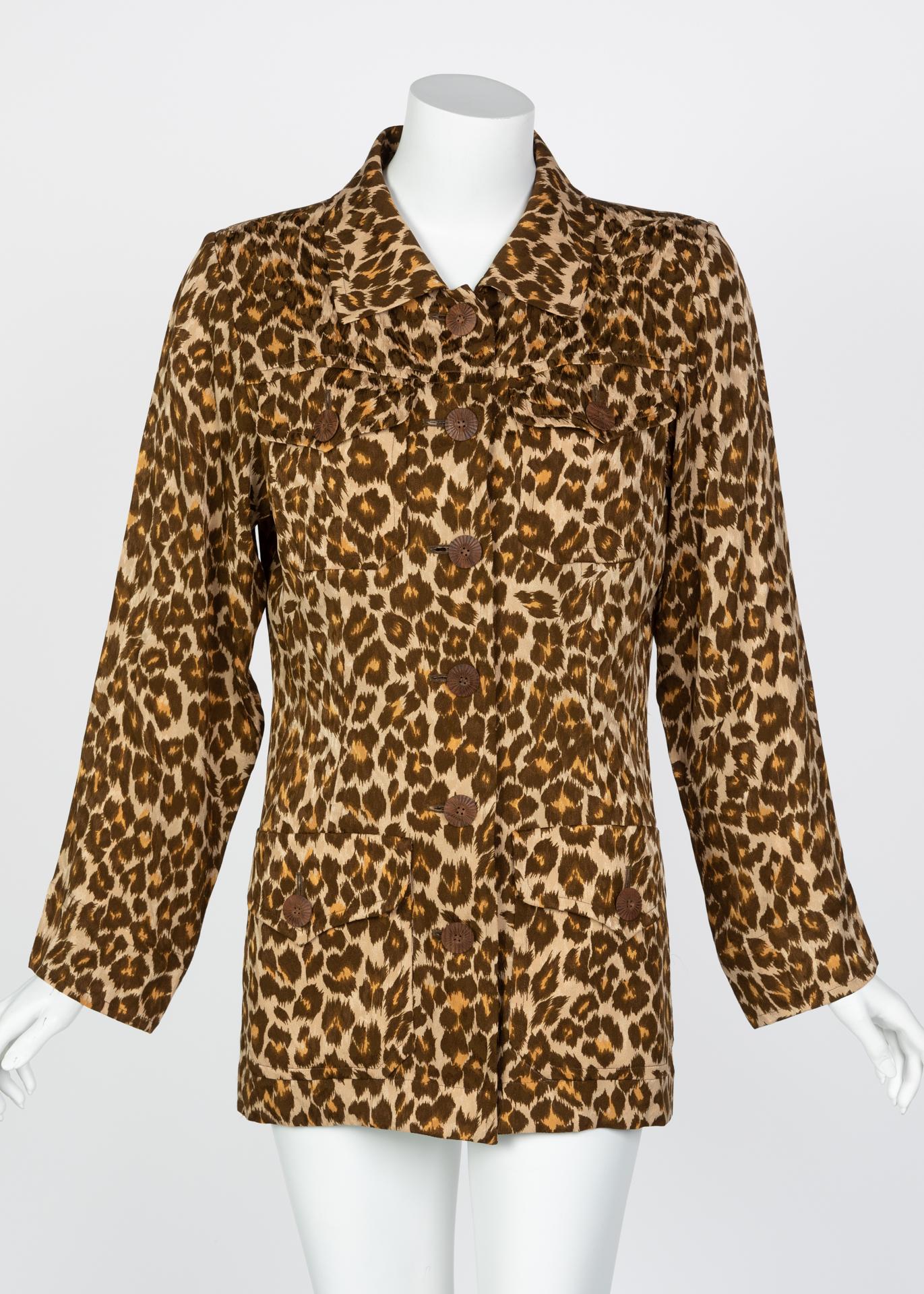 YSL non era nuovo alle stampe e le inseriva spesso nelle sue collezioni. Negli anni '90 le stampe erano una delle tendenze principali, soprattutto quelle animali. YSL ha incorporato questi elementi della cultura pop mainstream nella sua linea Rive