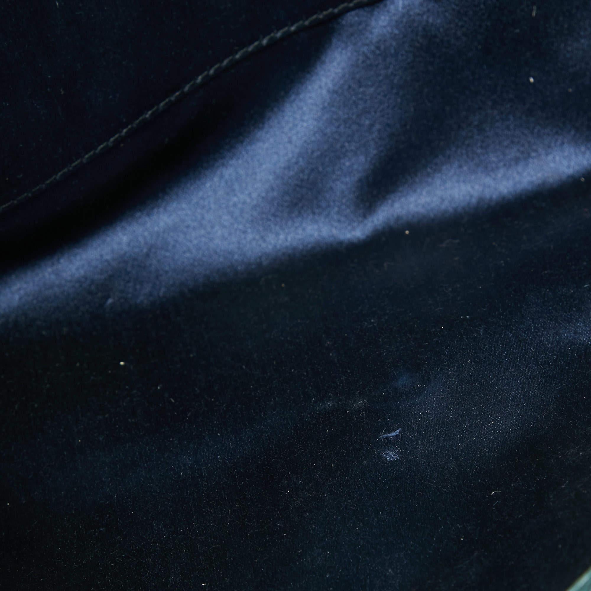 Yves Saint Laurent Hellblaue Belle De Jour-Clutch aus Lackleder mit Klappe im Angebot 2