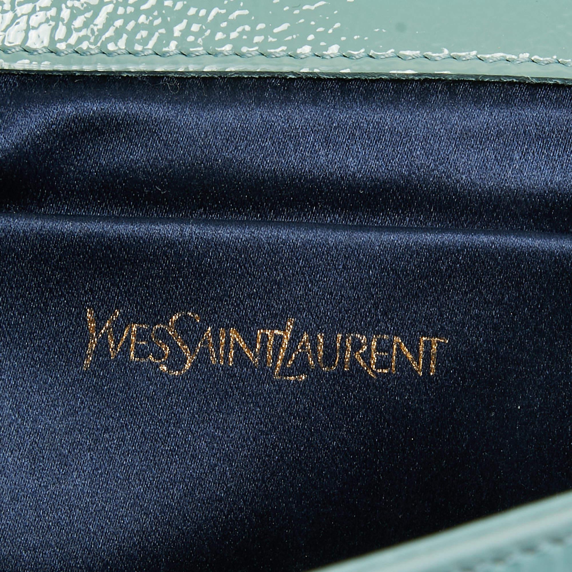 Yves Saint Laurent Hellblaue Belle De Jour-Clutch aus Lackleder mit Klappe im Angebot 3