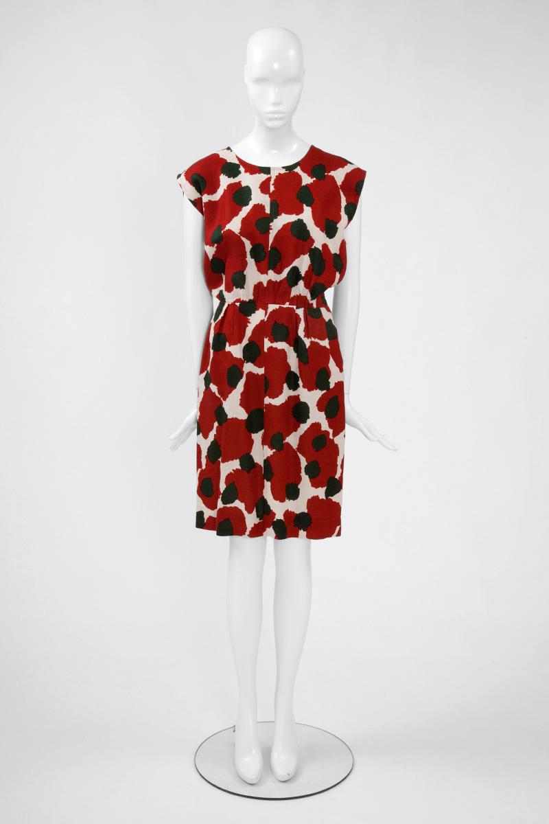 Bold and vibrant prints are a mainstay in Yves Saint Laurent designs. Constructed in linen, this 80's YSL dress has a feminine fit-silhouette. It features an elegant round collar, a nipped-in waist, lightly gathered and flaring gently, and two side