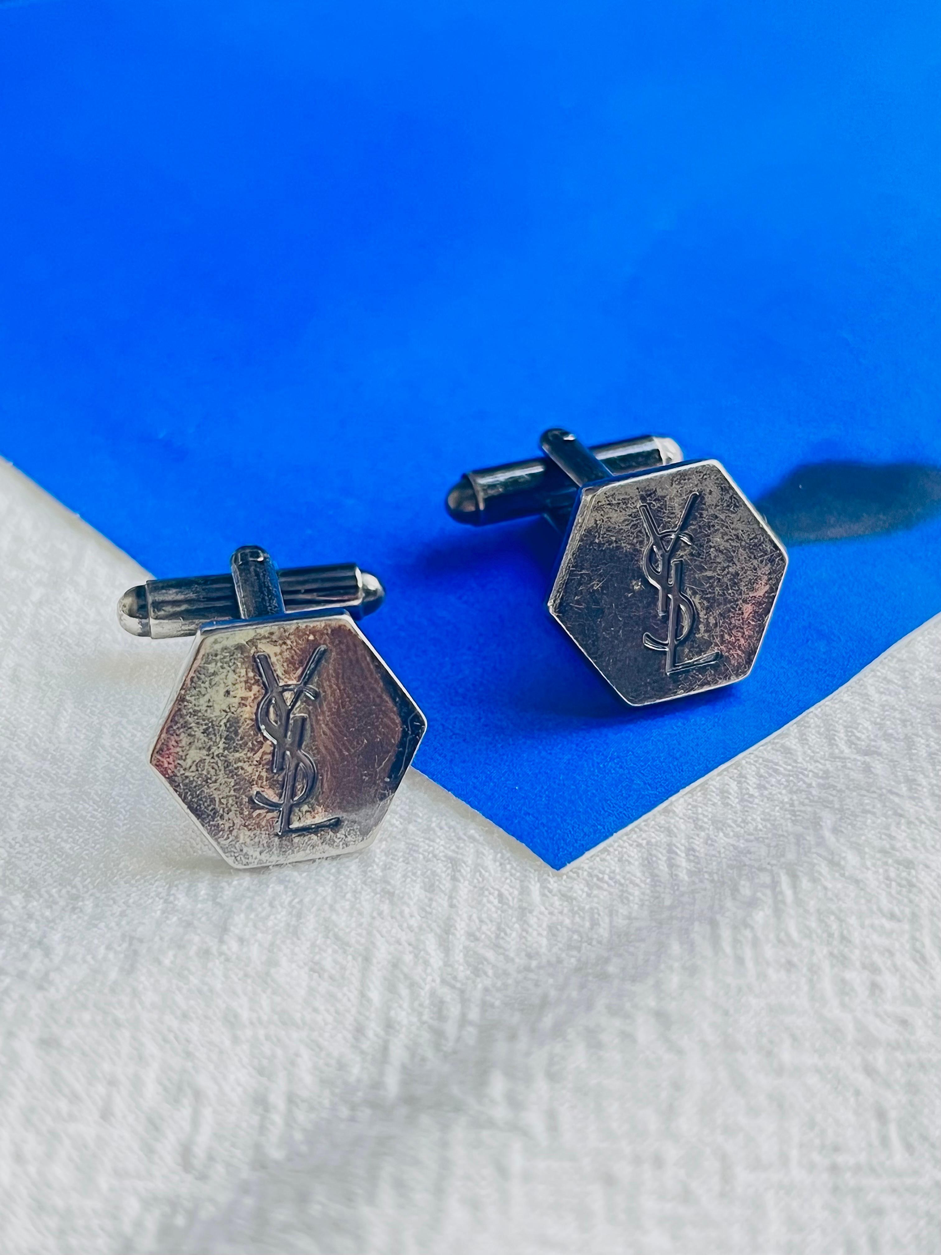 Yves Saint Laurent Logo Hallmark YSL Monogram Hexagon Black Silver Cufflinks

Good condition. Some Light scratches and colour loss, but still very good to wear.

Hexagon pendant size: 1.5*1.7 cm.

Weight: 6 g/each.

_ _ _

Great for everyday wear.