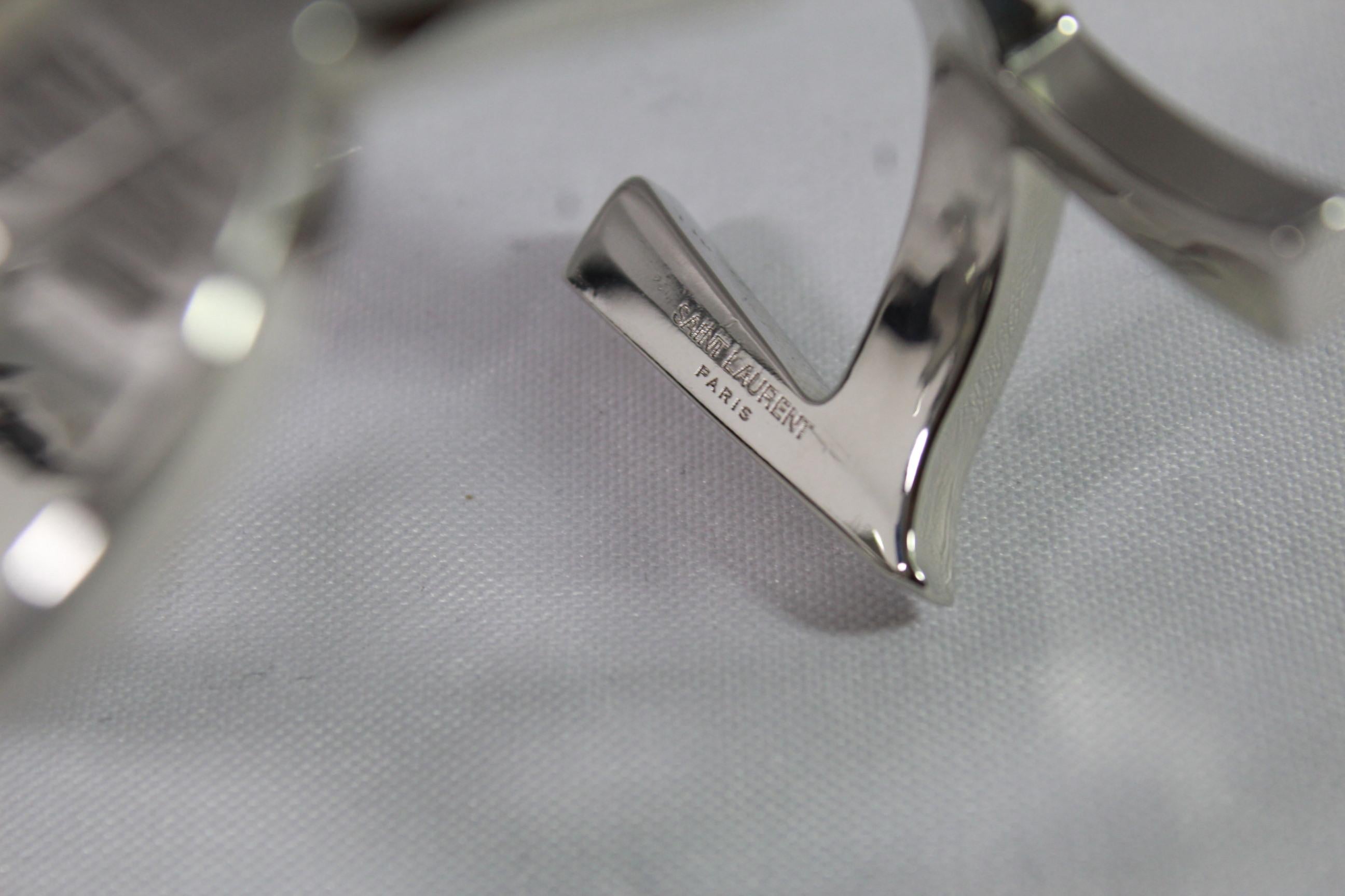 Nice Yves saint Laurent Logo cuff in stainless steel.

Really good condition, micro minor signs of use

Small size