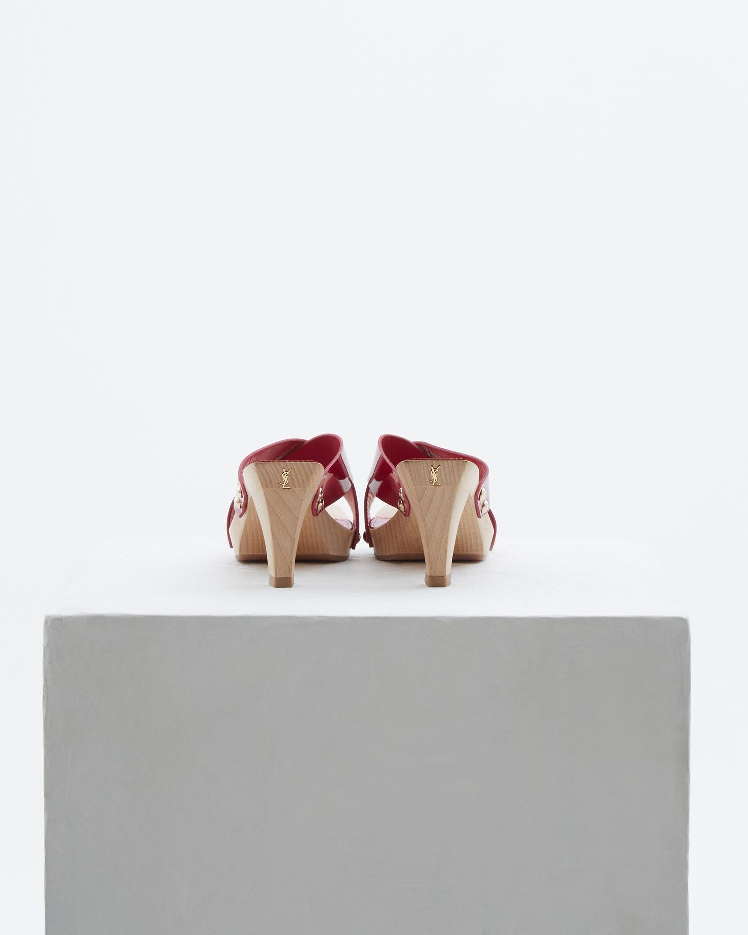 Yves Saint Laurent Lolita wooden fuchsia patent leather criss cross toe heels In New Condition In Milano, IT