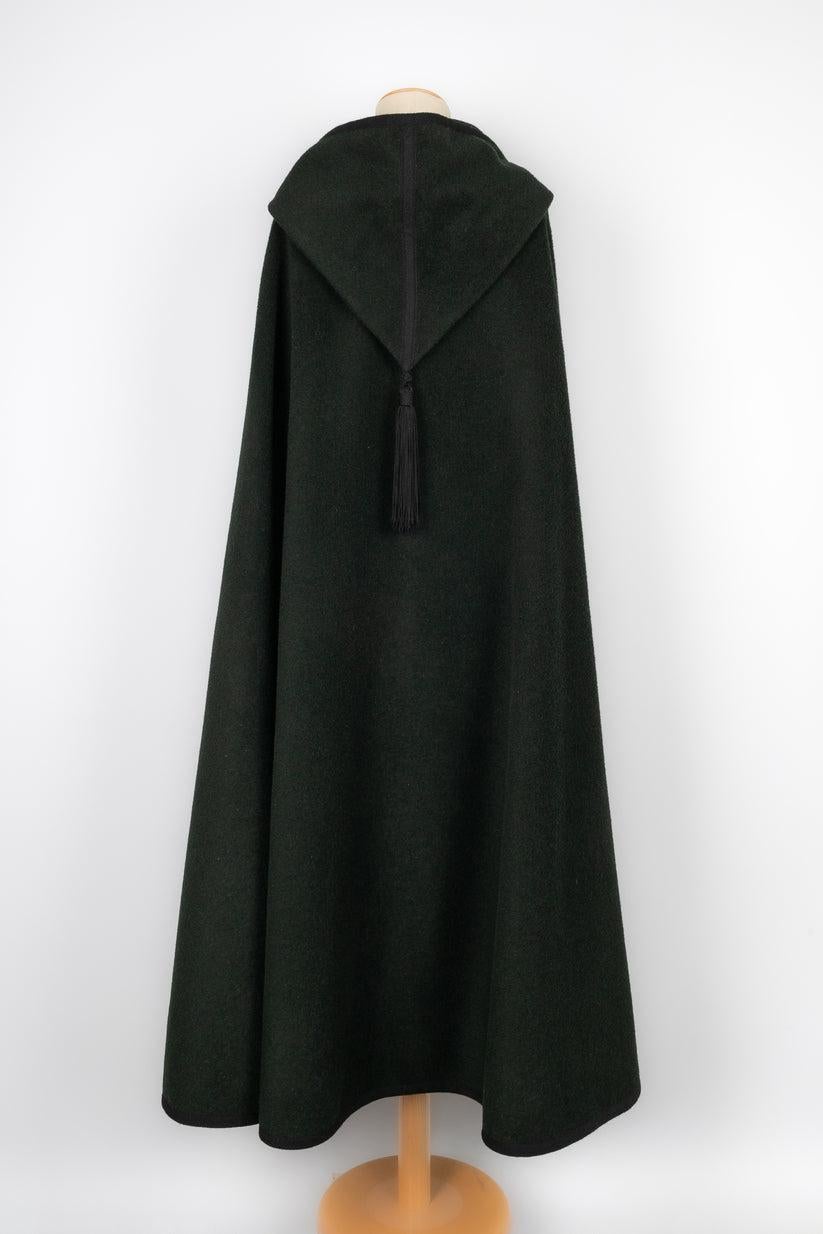 Yves Saint Laurent Long Dark-Green Wool Cape In Excellent Condition For Sale In SAINT-OUEN-SUR-SEINE, FR