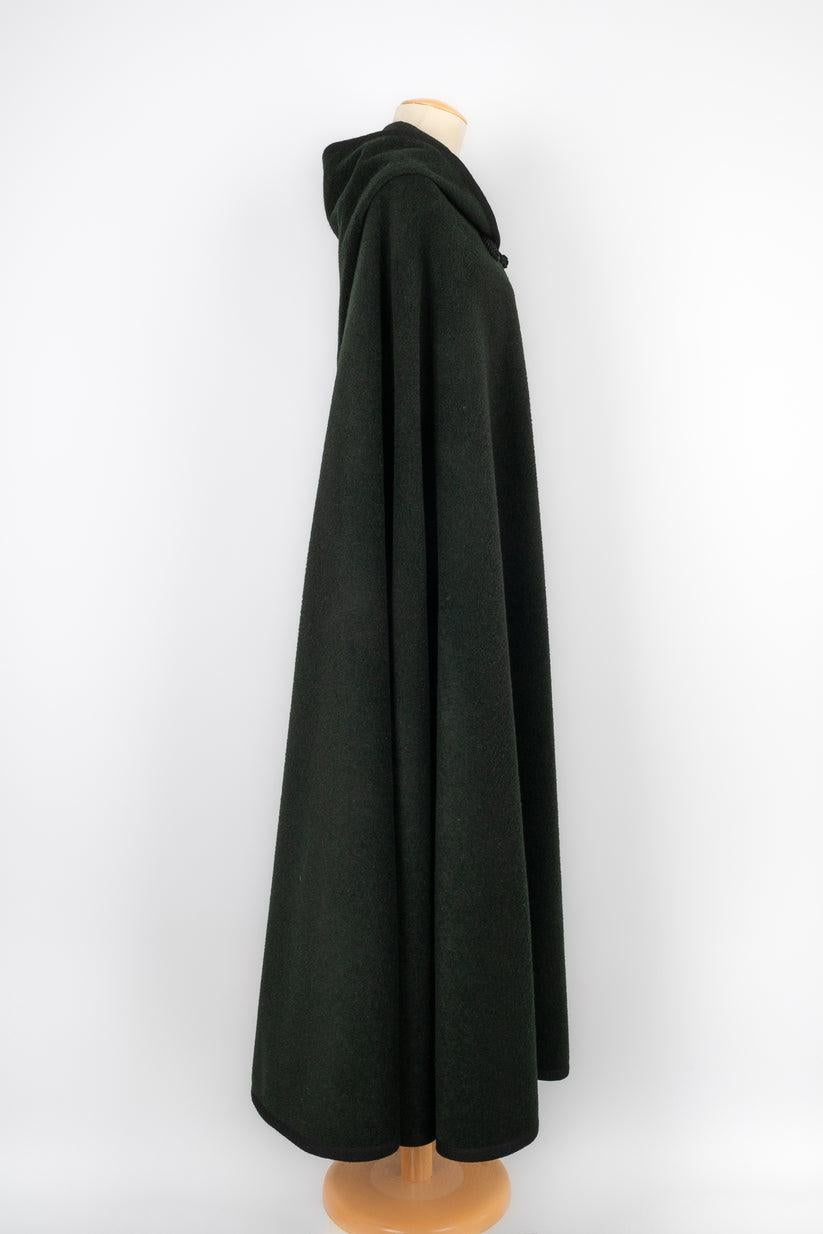 Yves Saint Laurent Langer Umhang aus dunkelgrüner Wolle Damen im Angebot