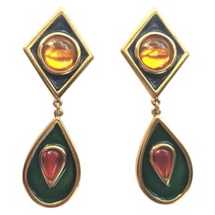 Yves Saint Laurent clips largos para las orejas chapados en oro  Década de 1980, esmaltado verde, piedra de vidrio