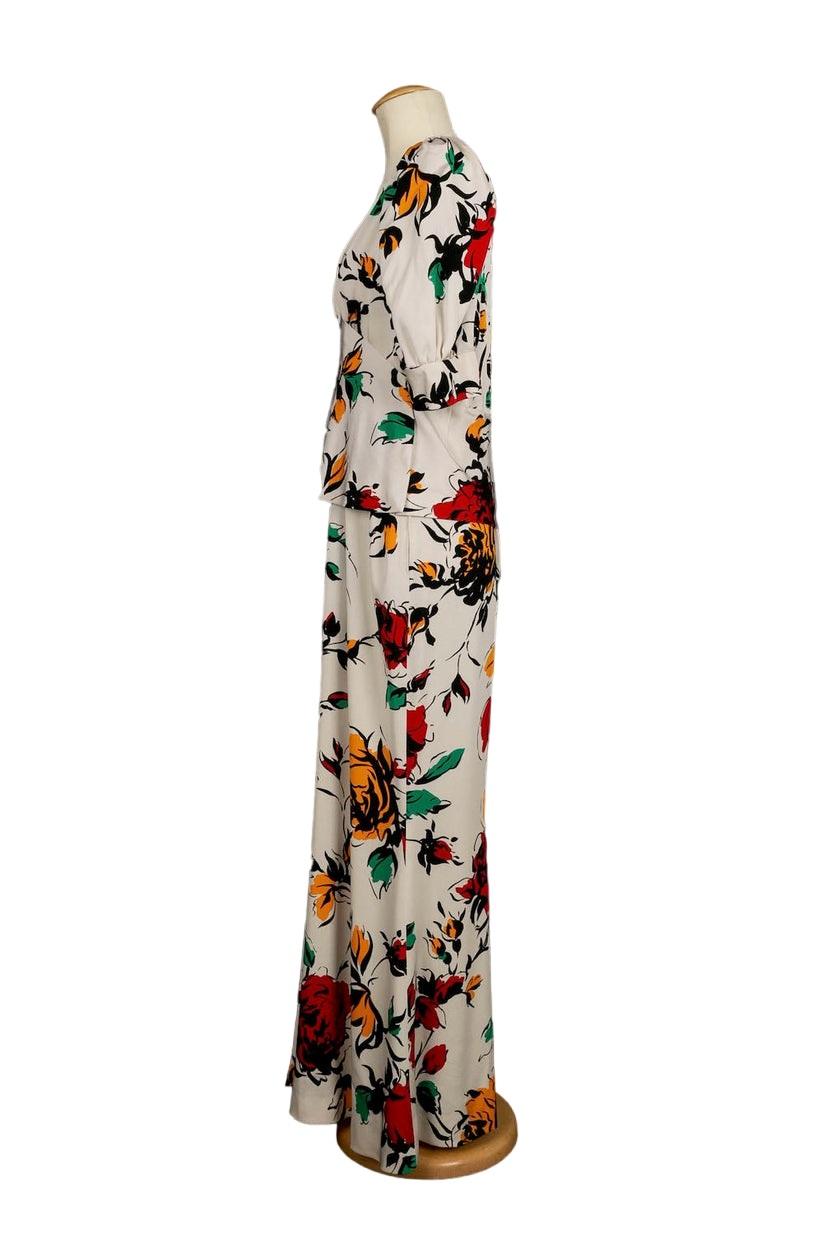 Yves Saint Laurent Haute Couture - (Made in France) Langes Haute Couture Kleid aus Seide mit Blumendruck. Keine Zusammensetzung oder Größe Label, es passt ein 36FR.

Zusätzliche Informationen: 
Abmessungen: Schulterbreite: 36 cm, Brustumfang: 39 cm,