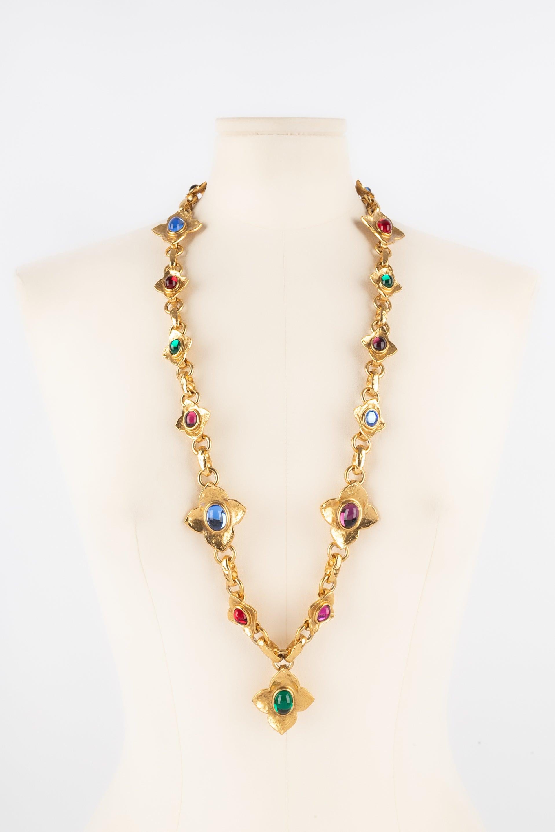 Yves Saint Laurent - (Made in France) Collana lunga in metallo dorato con cabochon in resina multicolore.

Informazioni aggiuntive:
Condizioni: Ottime condizioni
Dimensioni: Lunghezza: da 79 a 84 cm

Riferimento del venditore: BC135