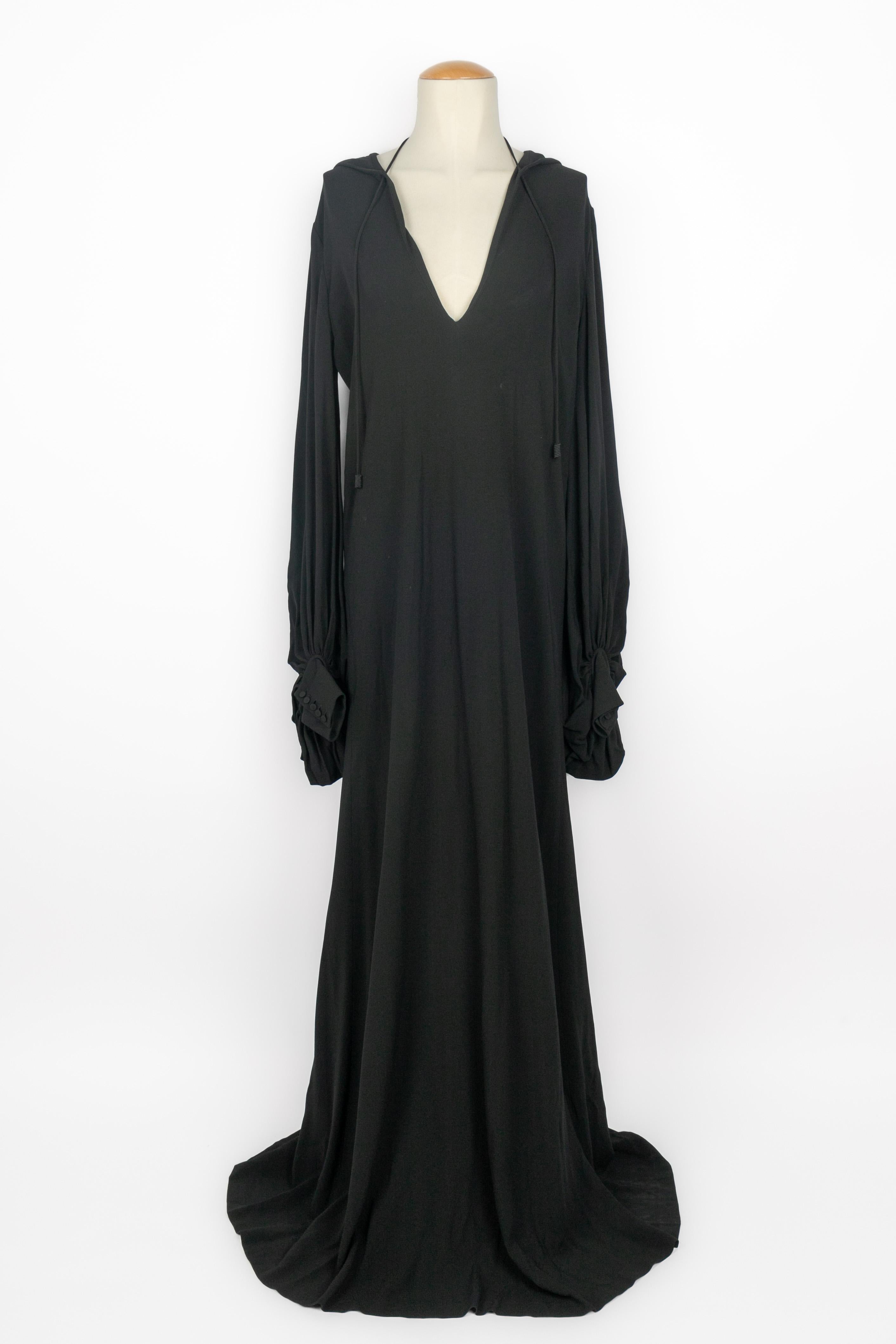 YVES SAINT LAURENT - (Made in France) Long dress with a pointed hood ornamented with a trimming pompom. Size 38FR.

Condition:
Very good condition

Dimensions:
Shoulder width: 42 cm - Chest: 51 cm - Sleeve length: 65 cm - Length: about 165