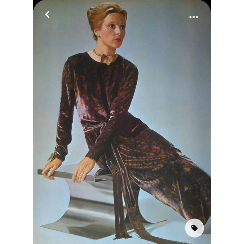 Yves Saint Laurent Haute Couture (Made in France) Long purple and gray silk velvet Haute Couture dress with belt. No size indicated, it fits a 36FR.
Collection 1970/1971.

Additional information: 
Dimensions: Shoulder width: 37 cm, Chest: 41 cm,