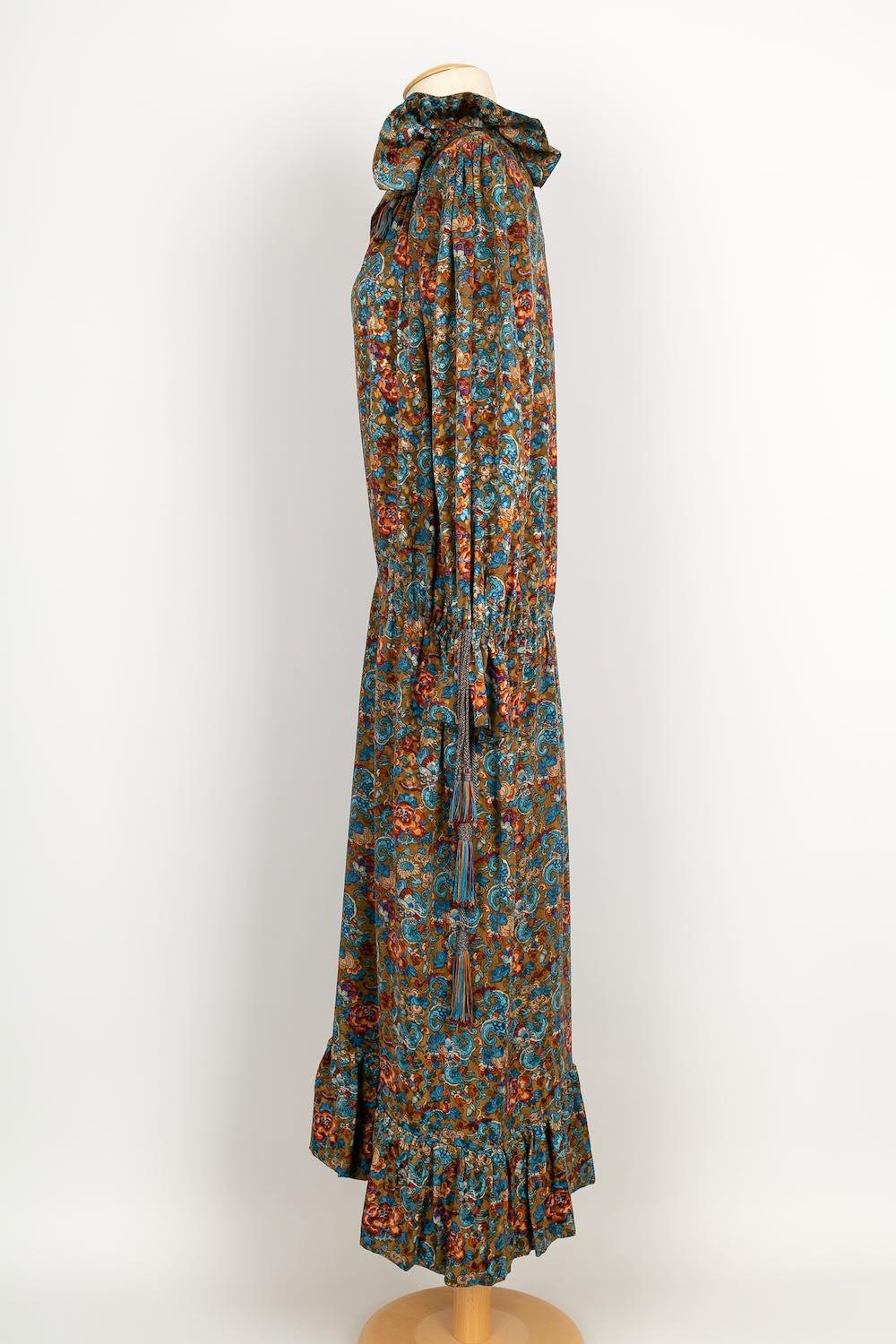 Yves Saint Laurent - (Made in France) Langes Haute Couture Kleid aus Seide. Kein Label, es passt ein 38FR.

Zusätzliche Informationen:
Zustand: Sehr guter Zustand
Abmessungen: Schulterbreite: 42 cm - Brustumfang: 52 cm - Ärmellänge: 64 cm - Länge:
