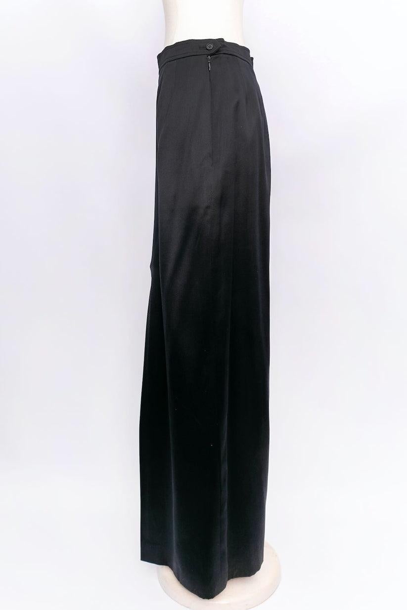 Yves Saint Laurent - (Made in France) High waist silk skirt with a front slit. Indicated size 42FR, but it fits a size 36FR. No composition tag.

Additional information: 
Dimensions: Waist: 32 cm (12.59