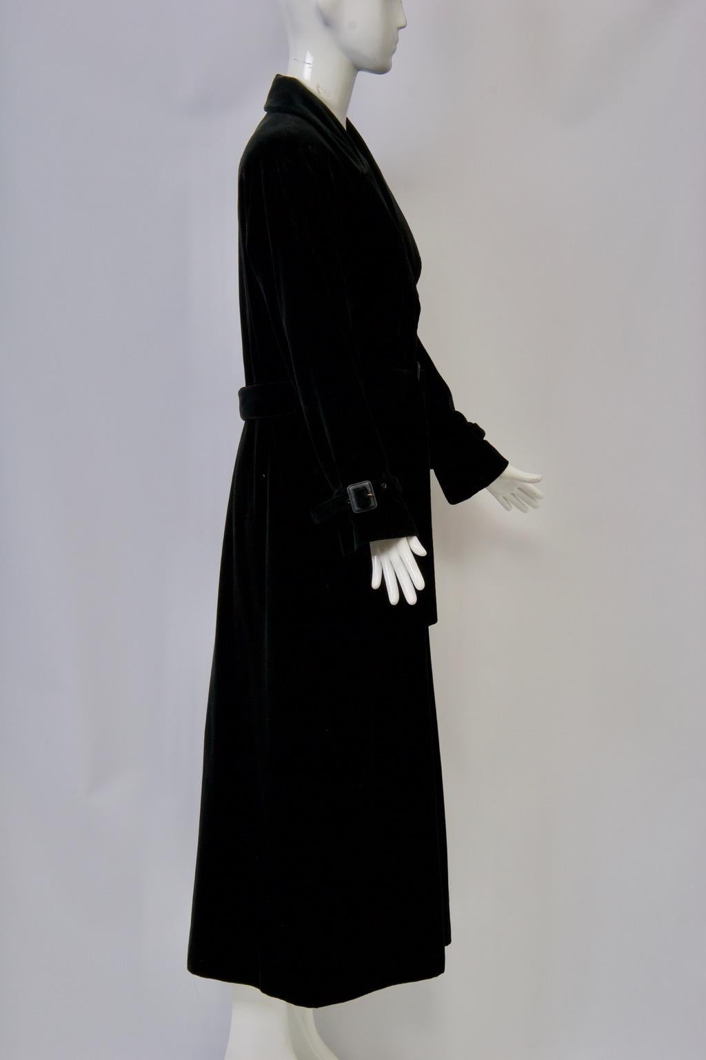 Yves Saint Laurent Langer Samtmantel (Schwarz)