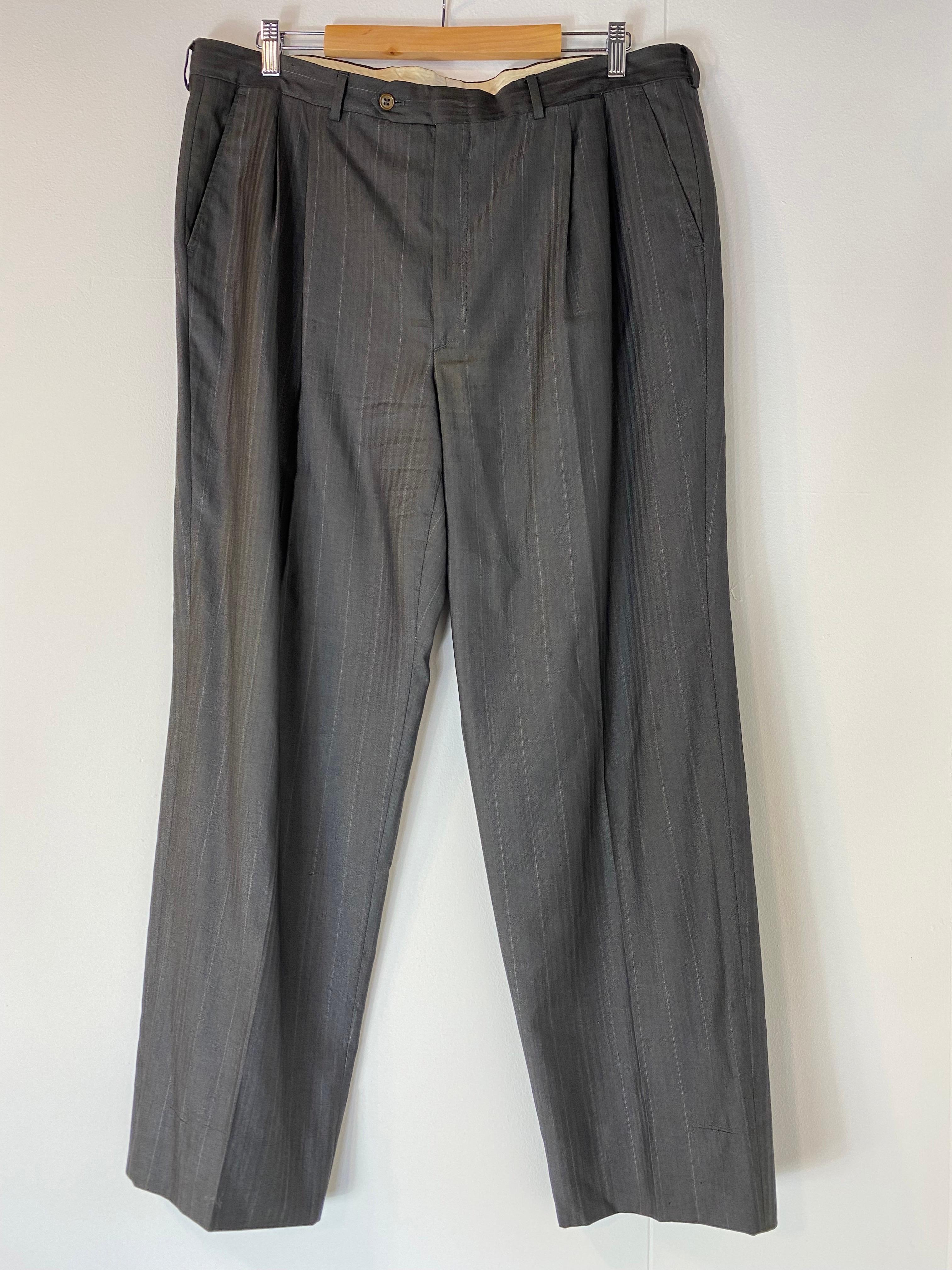 Saint Laurent vintage men's suit. 
Grey pinstripe. 
Single-breasted jacket, classic lapels.
In very good condition.
The label of the composition is missing but it is in fresh wool.
Jacket 
Shoulders 51 cm
Bust 63 cm 
Waist 57 cm 
Jacket Length 84
