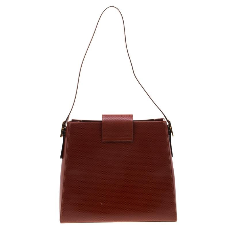 This lovely bag from Saint Laurent will put you in the spotlight. This maroon bag is crafted from leather and features a chic silhouette. It flaunts a flat handle and a front flap that opens to a well-sized interior with enough space for your