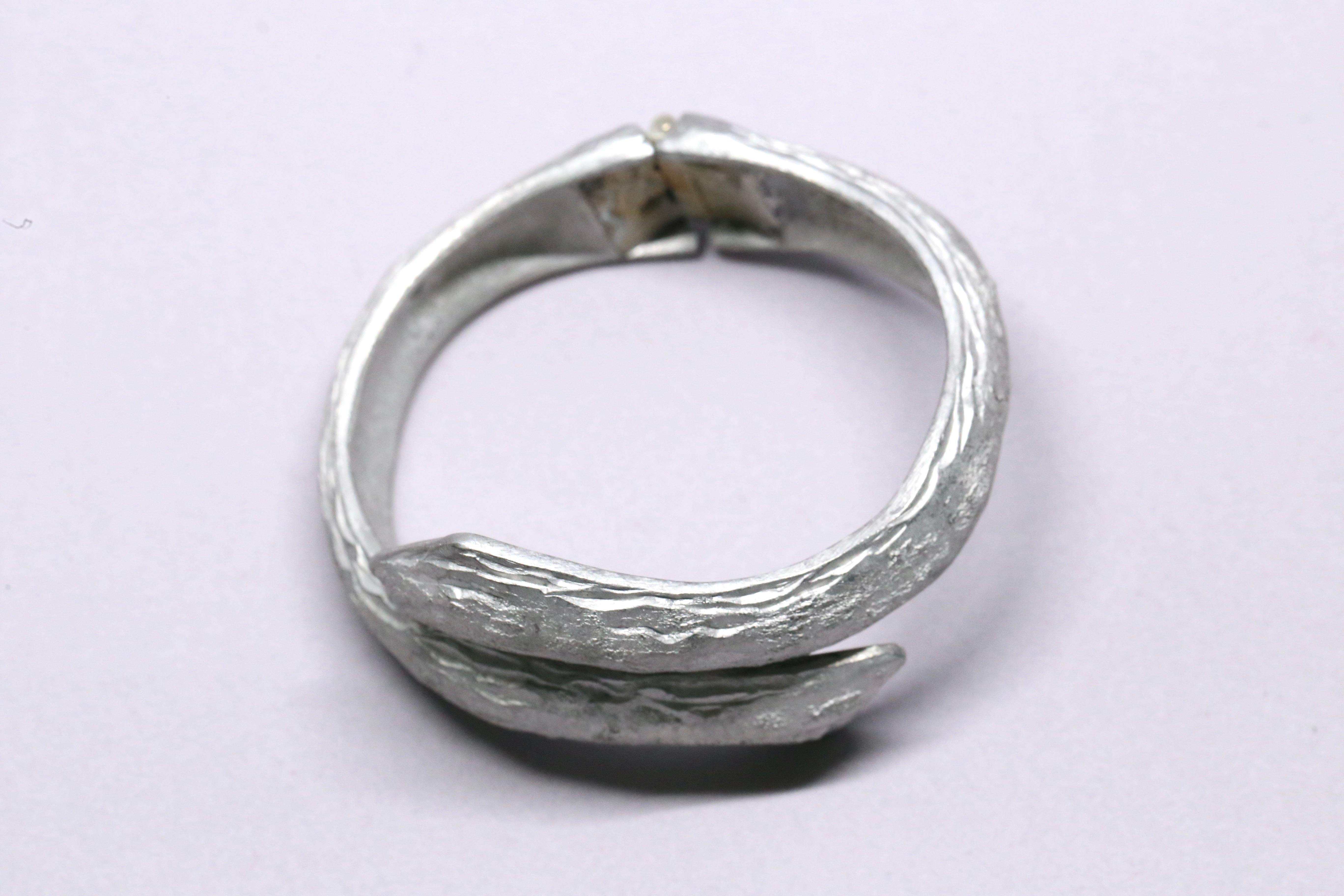 Donna Bracciale in argento opaco a forma di organo di Yves Saint Laurent in vendita