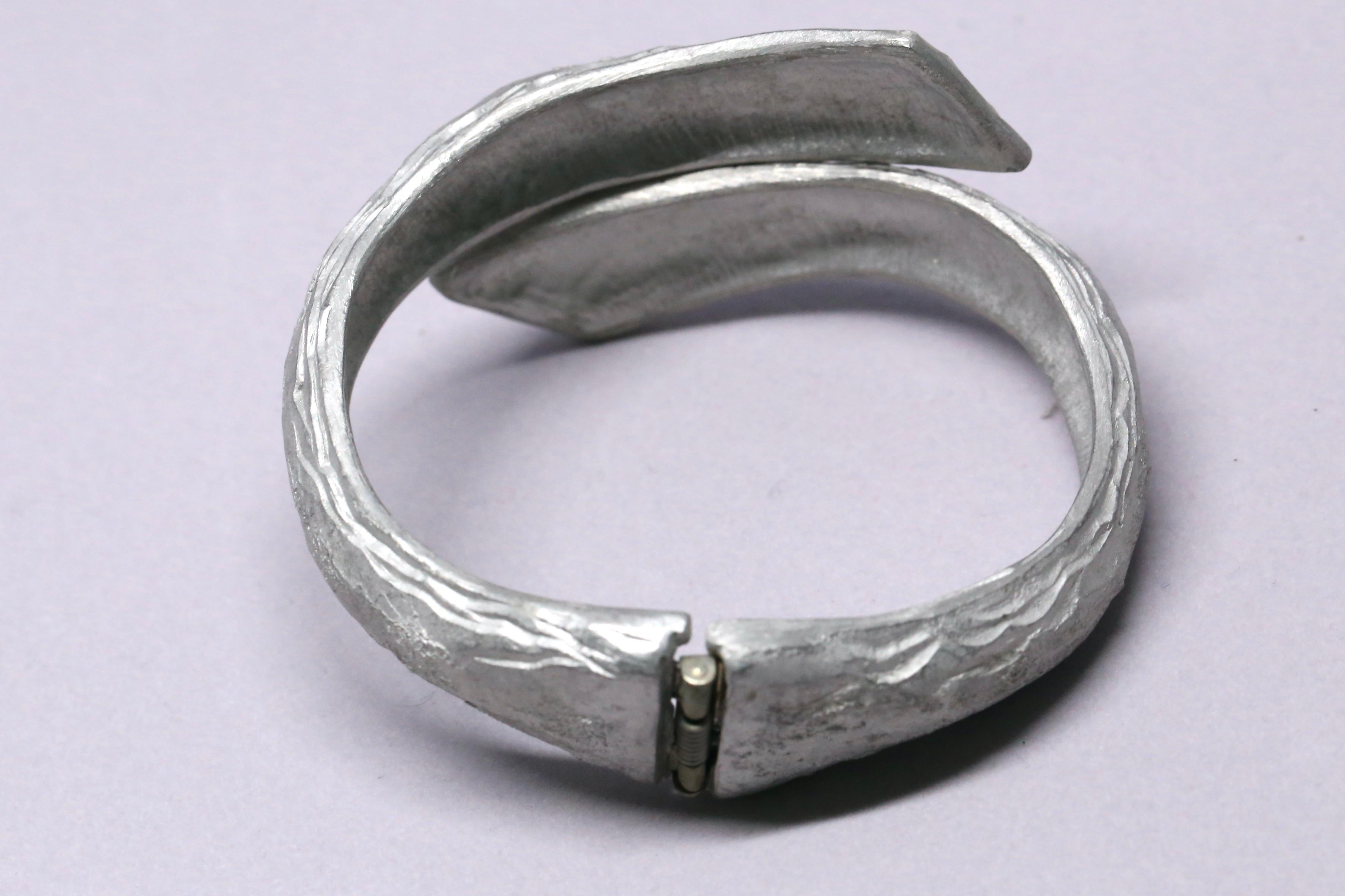 Bracciale in argento opaco a forma di organo di Yves Saint Laurent in vendita 1