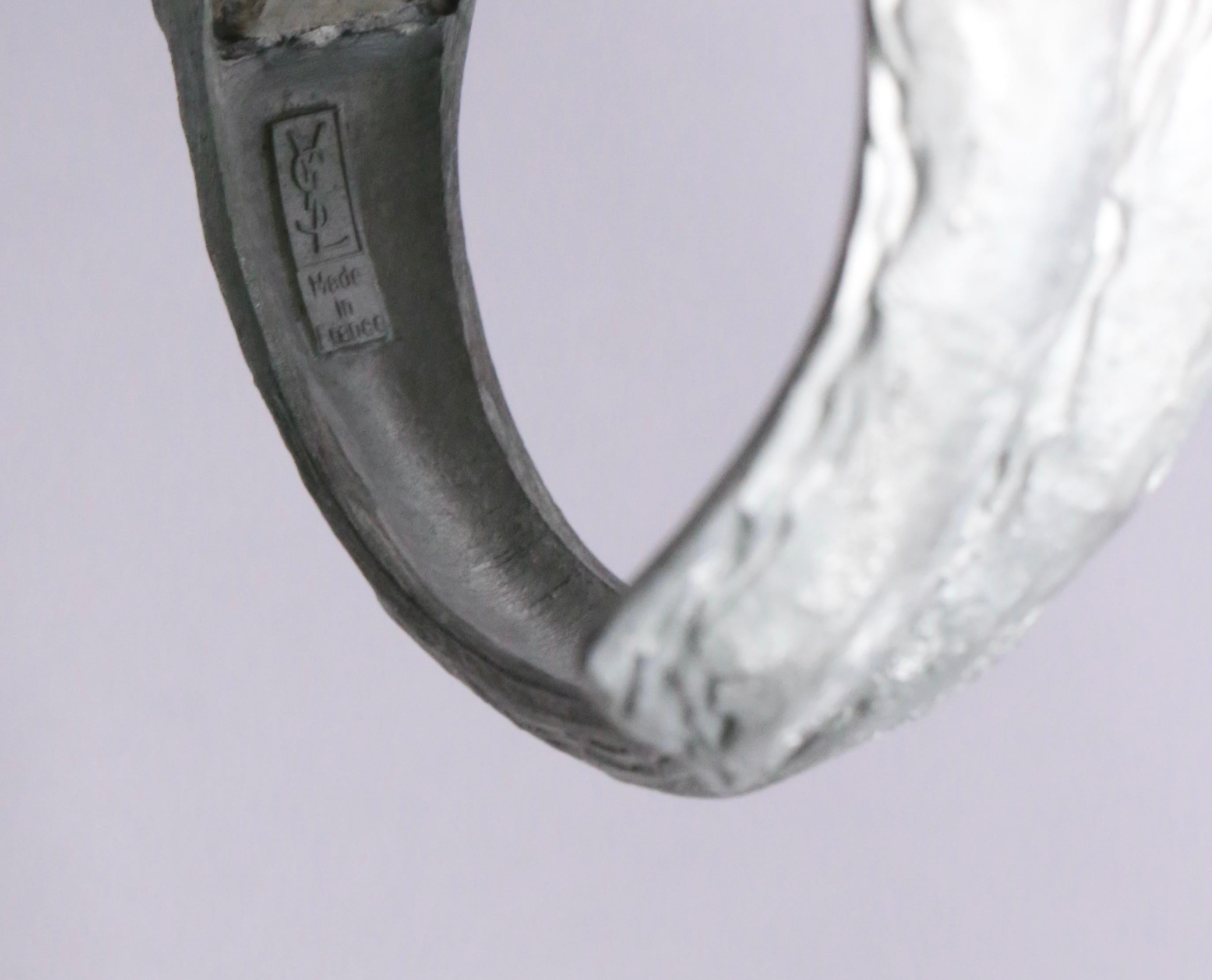Bracciale in argento opaco a forma di organo di Yves Saint Laurent in vendita 2