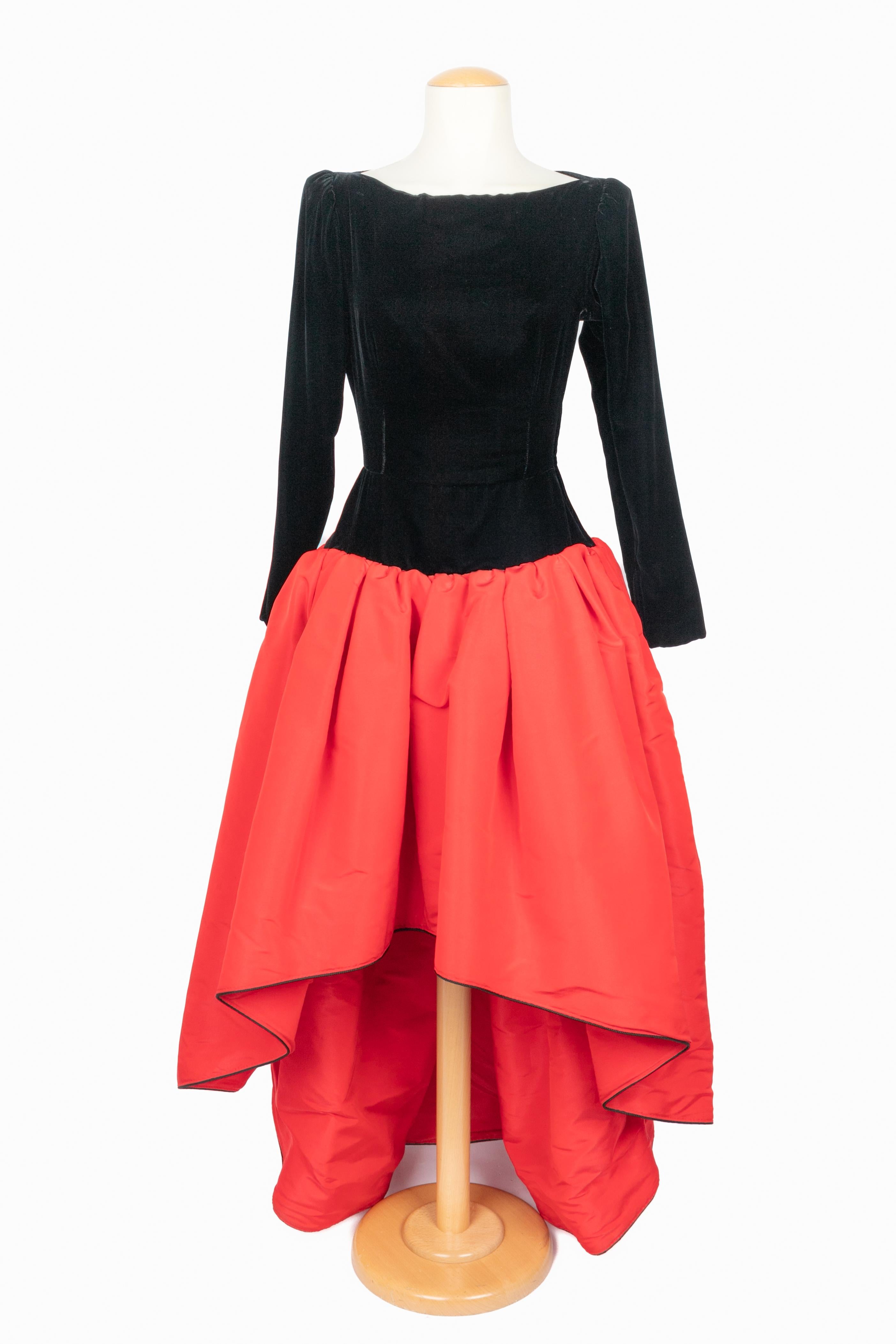 YVES SAINT LAURENT - (Fabriqué en France) Robe longue en velours noir et rouge. Taille 38FR. Collectional automne-hiver 1998 sous la direction artistique d'Yves Saint Laurent.

Condit :
Très bon état.

Dimensions :
Largeur des épaules : 42 cm -