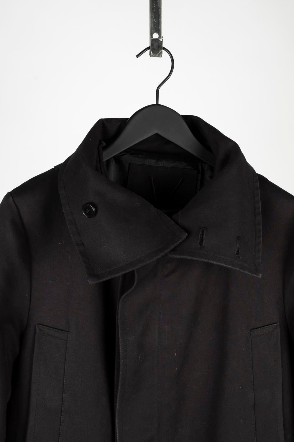 100% genuine Yves Saint Laurent Men Minimal Coat by Tom Ford, S550
Color: Black
(An actual color may a bit vary due to individual computer screen interpretation)
Material: 100% cotton
Tag size: 50 (Large)
This coat is great quality item. Rate 8.5 of