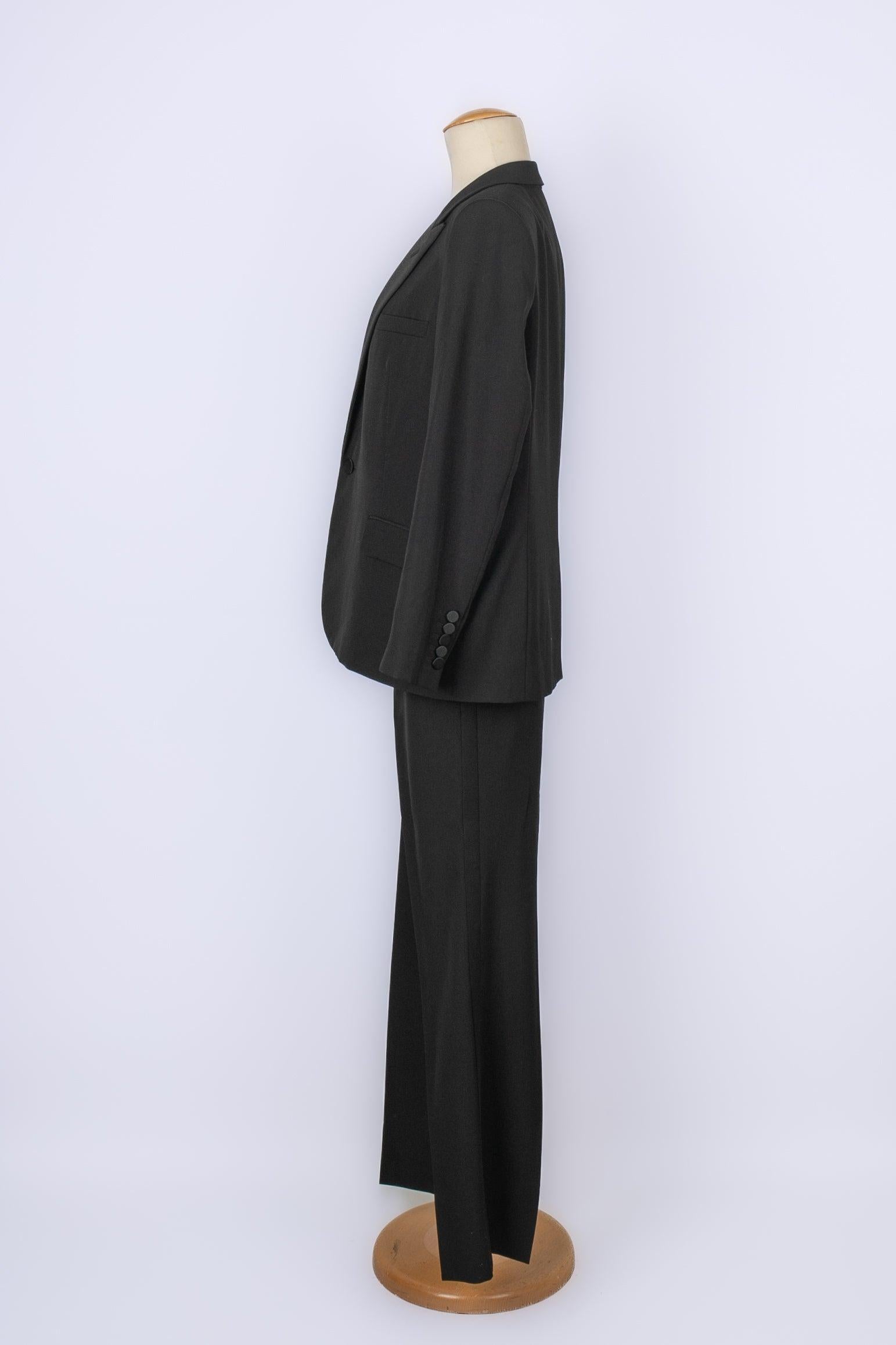 Yves Saint Laurent - (Made in France) Black fabric men pant suit with a black satin reverse. Size and composition labels missing, this suit fits a size 50. Piece from Marianne Faithfull's closet.

Additional information:
Condition: Very good