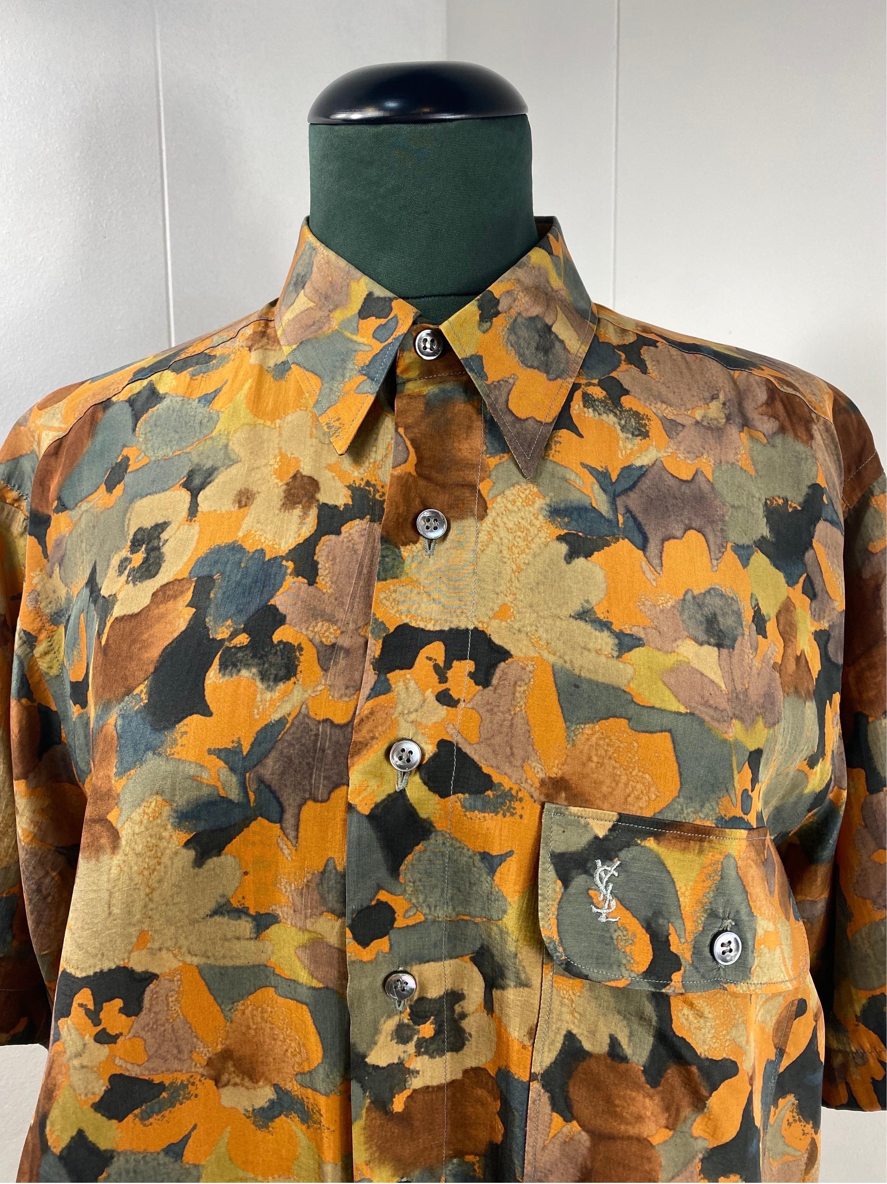 Yves Saint Laurent shirt
In silk. Watercolor-like fantasy.
Size 15 3\4 or 40.
shoulders 50 cm
bust 58
length 80
Born as a men's shirt but beautiful for both sexes
Excellent general condition, it shows signs of normal use