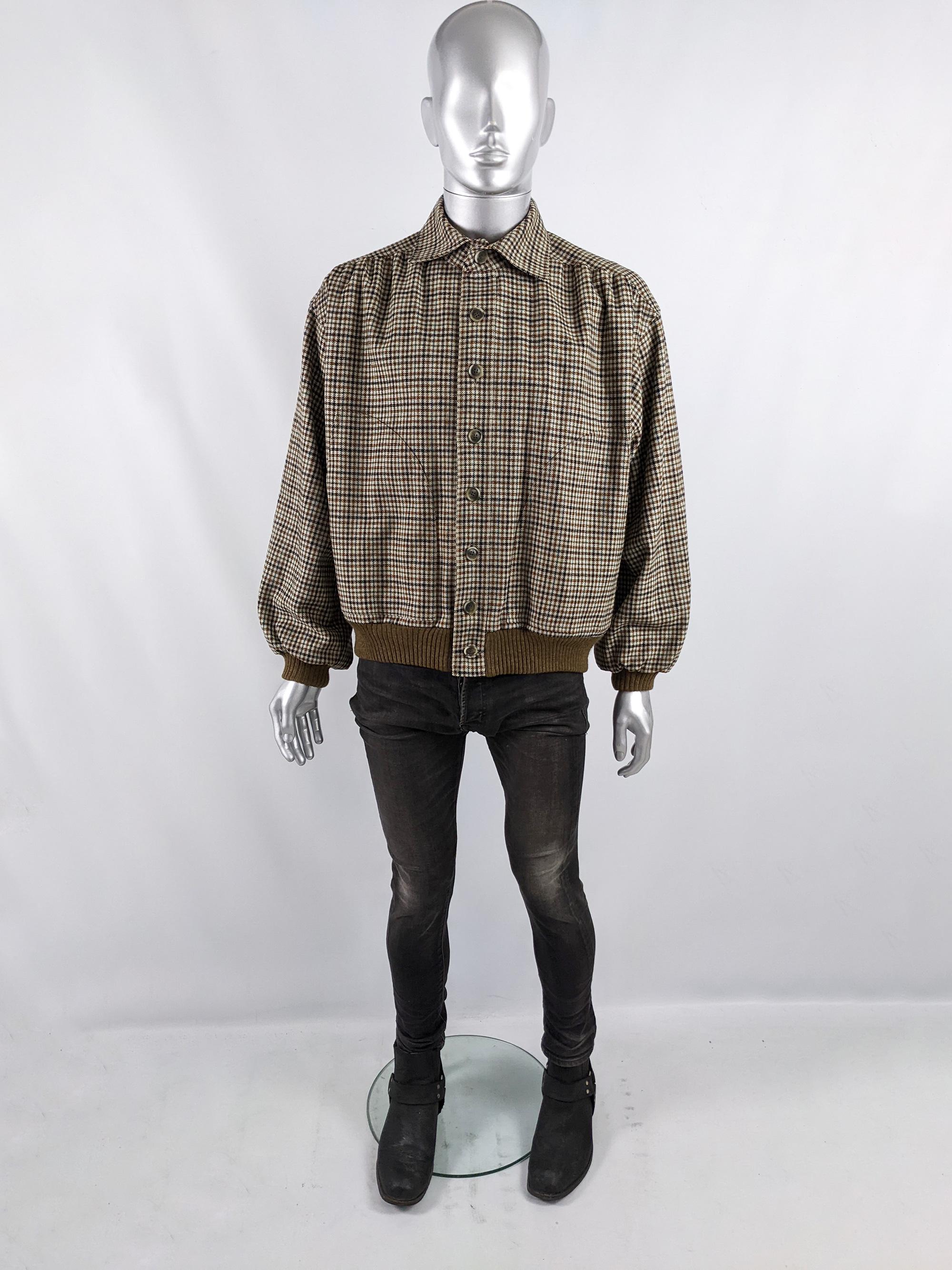 Eine unglaubliche und seltene Vintage-Herrenjacke von Yves Saint Laurent aus den 70er Jahren für die Rive Gauche-Linie (YSLs hochwertigste Prêt-à-porter-Linie), die für Herrenmode selten zu finden ist und viel hochwertiger ist als die lizenzierten