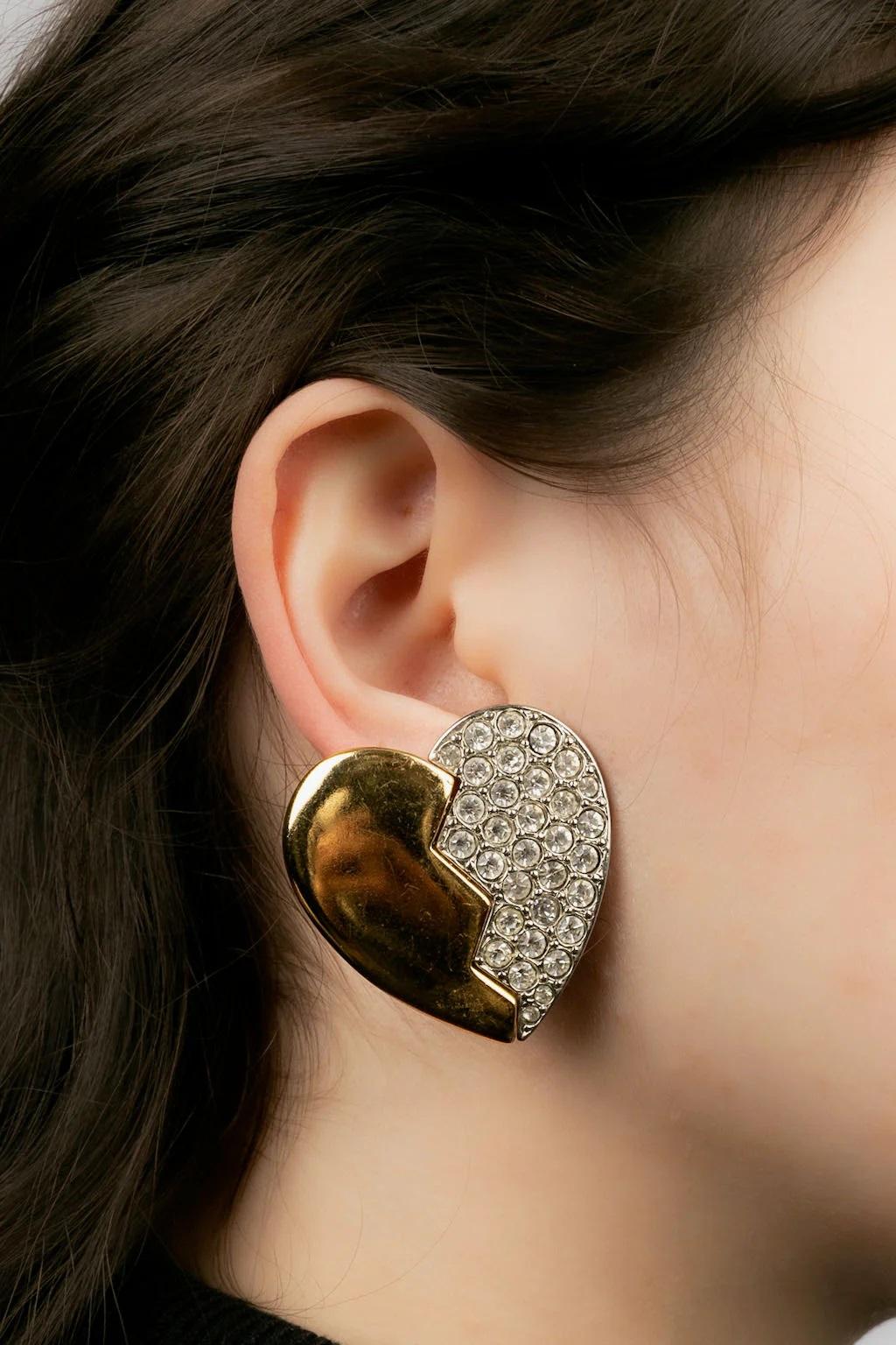 Yves Saint Laurent - Herz-Ohrringe aus Metall und Strass. Seltene Kratzer auf dem Metall.

Zusätzliche Informationen:
Abmessungen: 3,5 B x 4 H cm
Zustand: Sehr guter Zustand
Verkäufer-Referenznummer: BO217