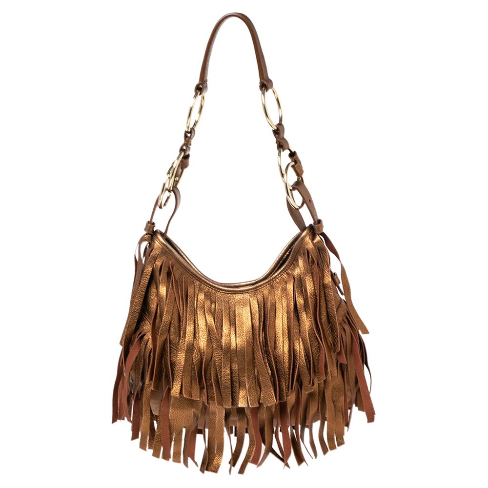 Diese stilvolle Umhängetasche stammt aus dem Hause Saint Laurent. Diese in Italien gefertigte Tasche von La Boheme ist aus hochwertigem Leder und Wildleder hergestellt. Es ist in Braun gehalten und hat eine schöne Silhouette. Sie hat einen einzelnen