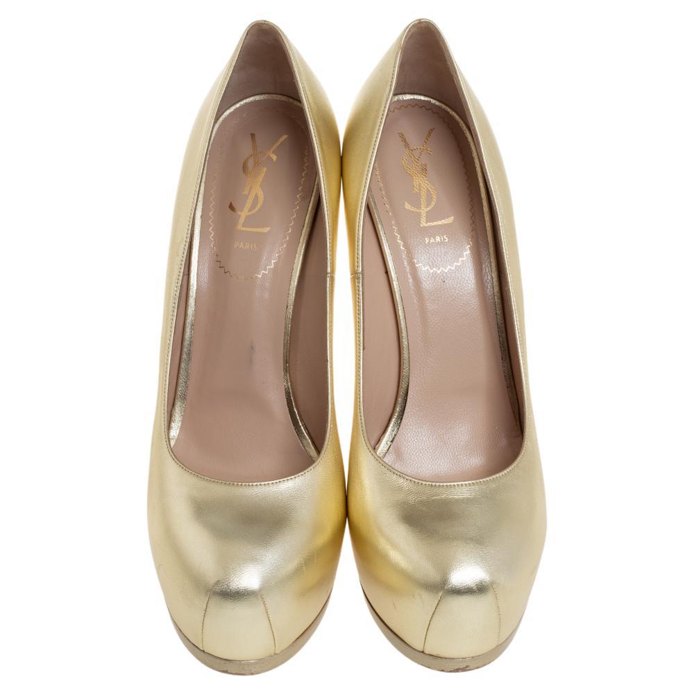 Fashionable and chic, these Tribtoo pumps from Saint Laurent will cut an alluring silhouette from day to night. Crafted from leather, the pumps have a metallic gold shade, concealed platforms, and 15.5 cm heels.

Includes: Original Box, Extra Heel