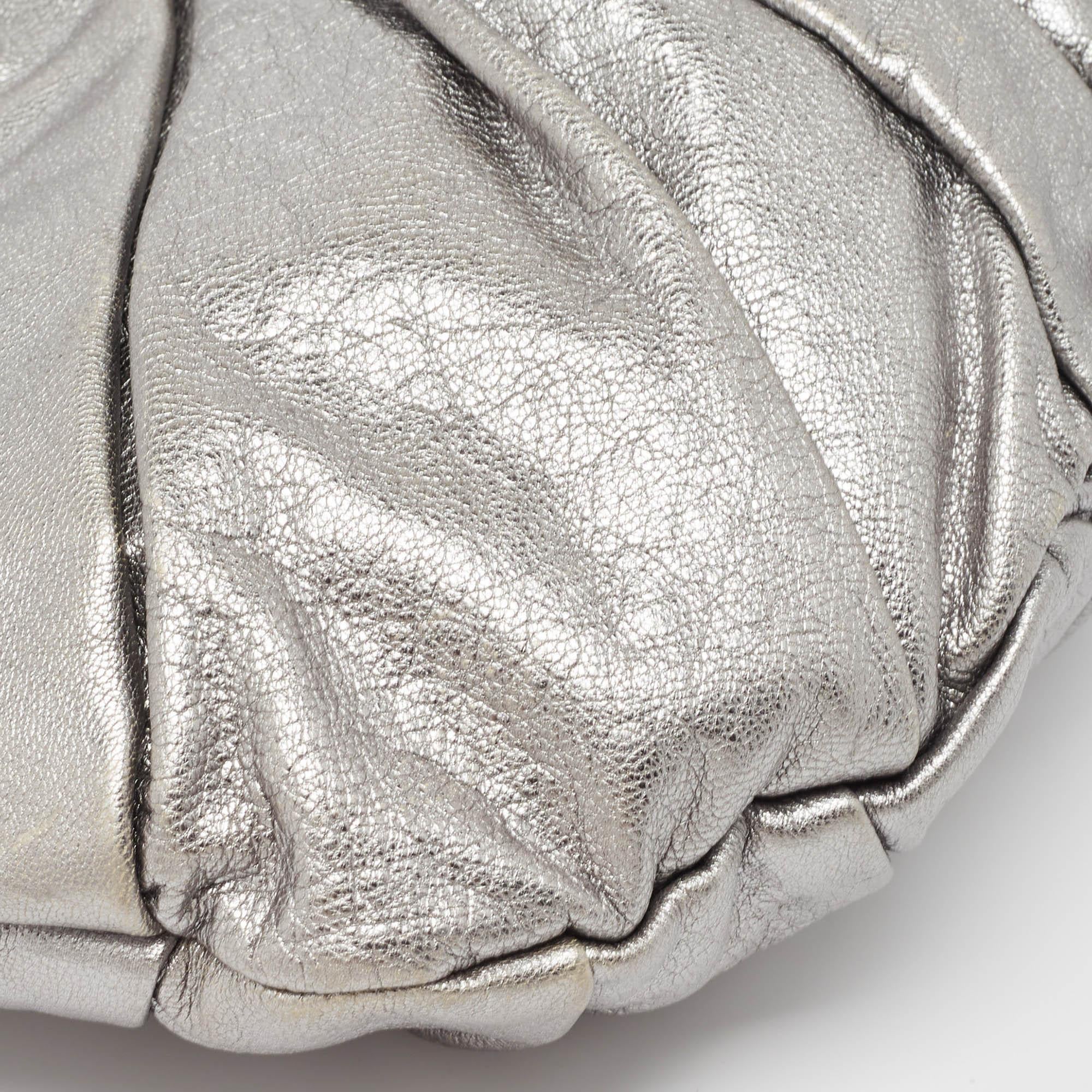 Yves Saint Laurent Metallic Leder plissierte Schleife Hobo aus Leder 9